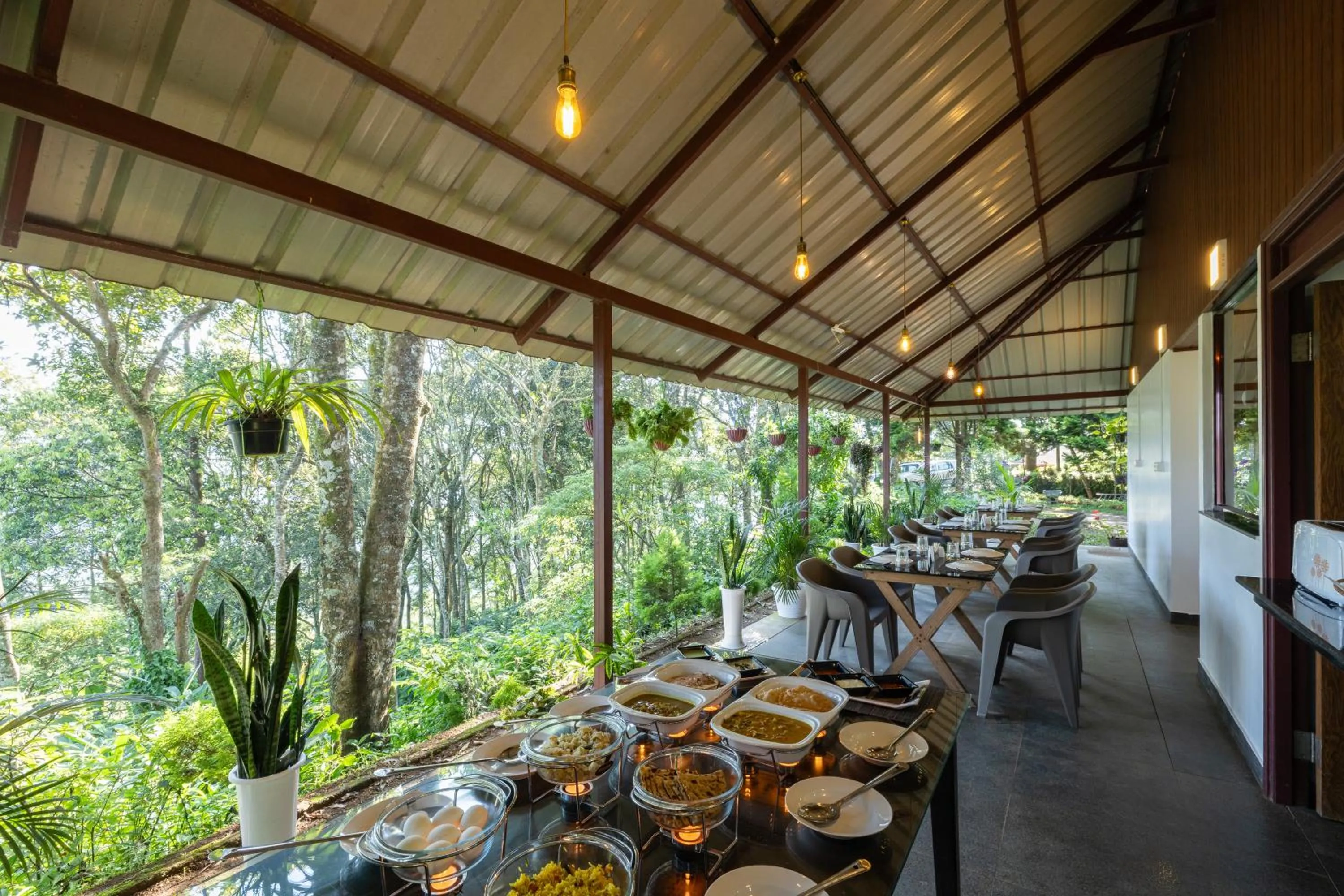 Restaurant/places to eat in Avadale Munnar (Stag Groups Not Allowed)