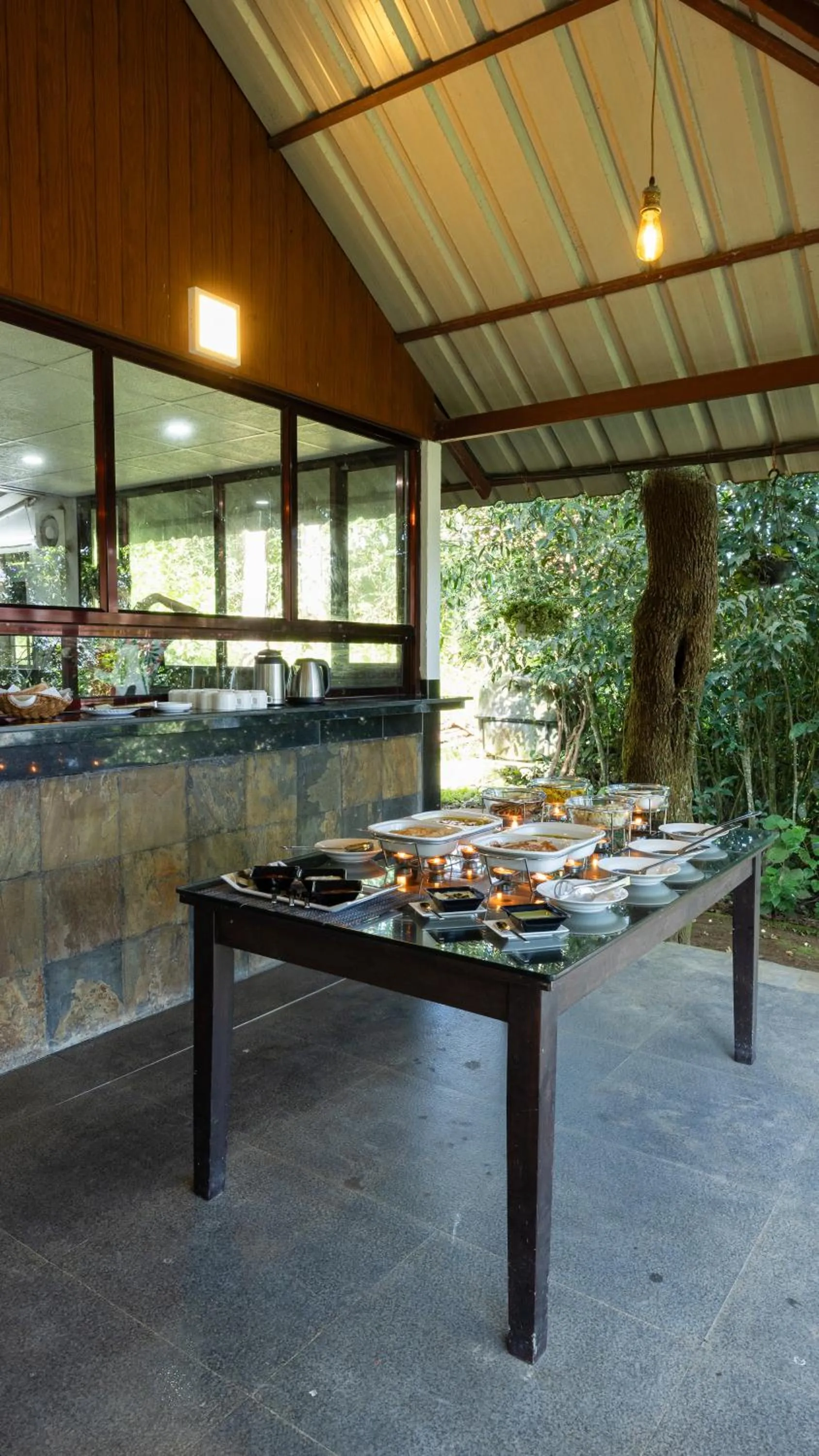 Restaurant/places to eat in Avadale Munnar (Stag Groups Not Allowed)