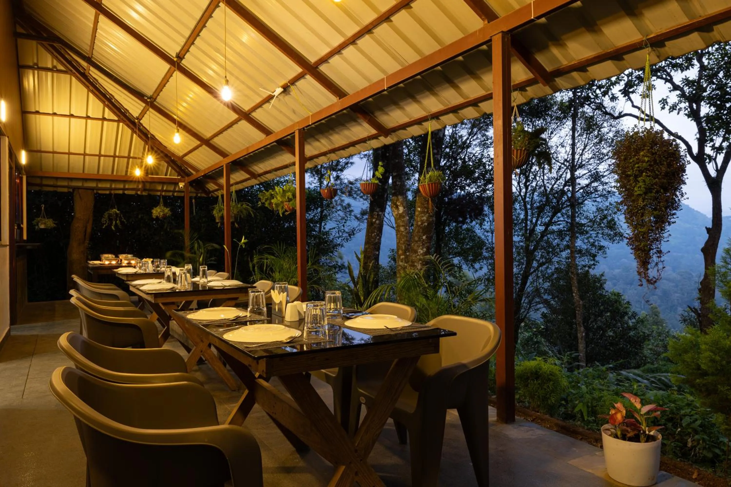 Restaurant/places to eat in Avadale Munnar (Stag Groups Not Allowed)