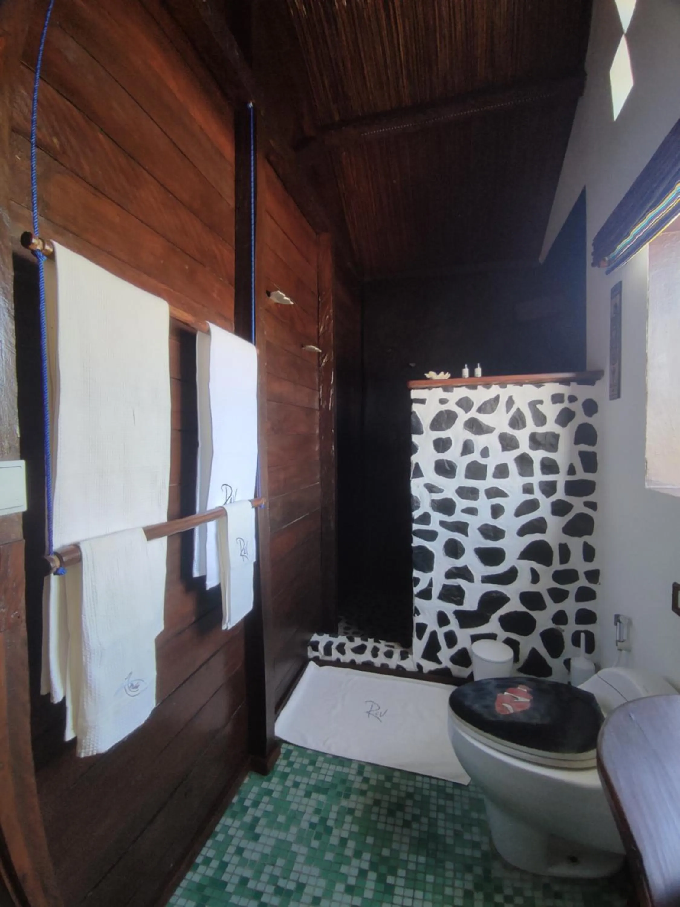 Shower, Bed in Hotel Ecolodge Riake Resort & Villa