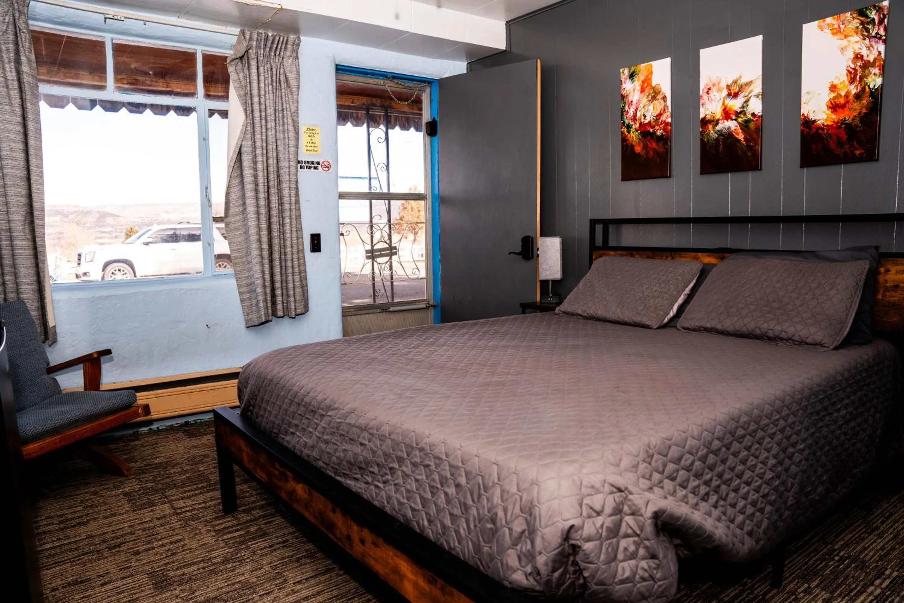Bedroom, Bed in Maverick Motel