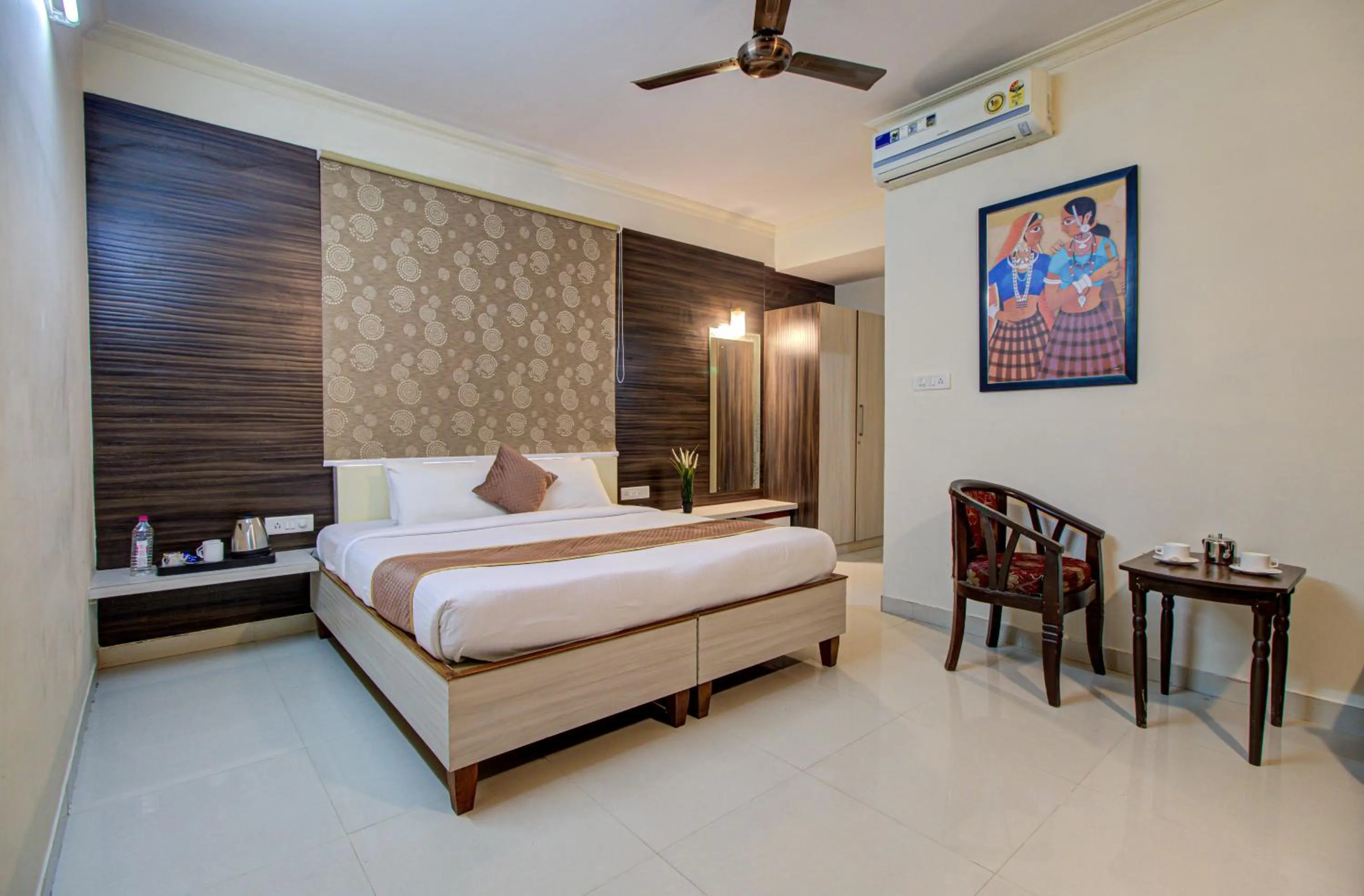 Photo of the whole room, Bed in Hotel Royal Classio, Bangalore