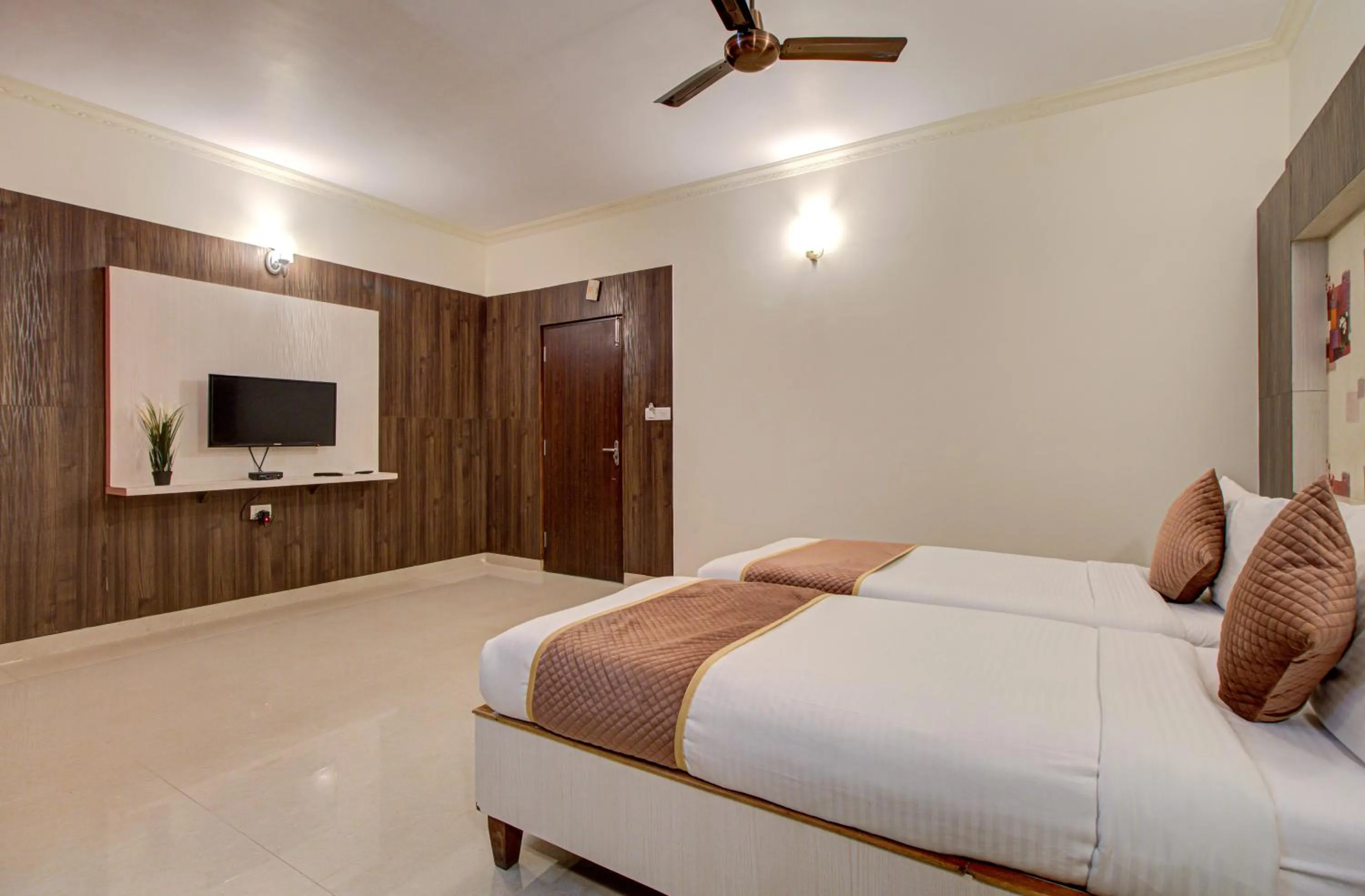 TV and multimedia, Bed in Hotel Royal Classio, Bangalore