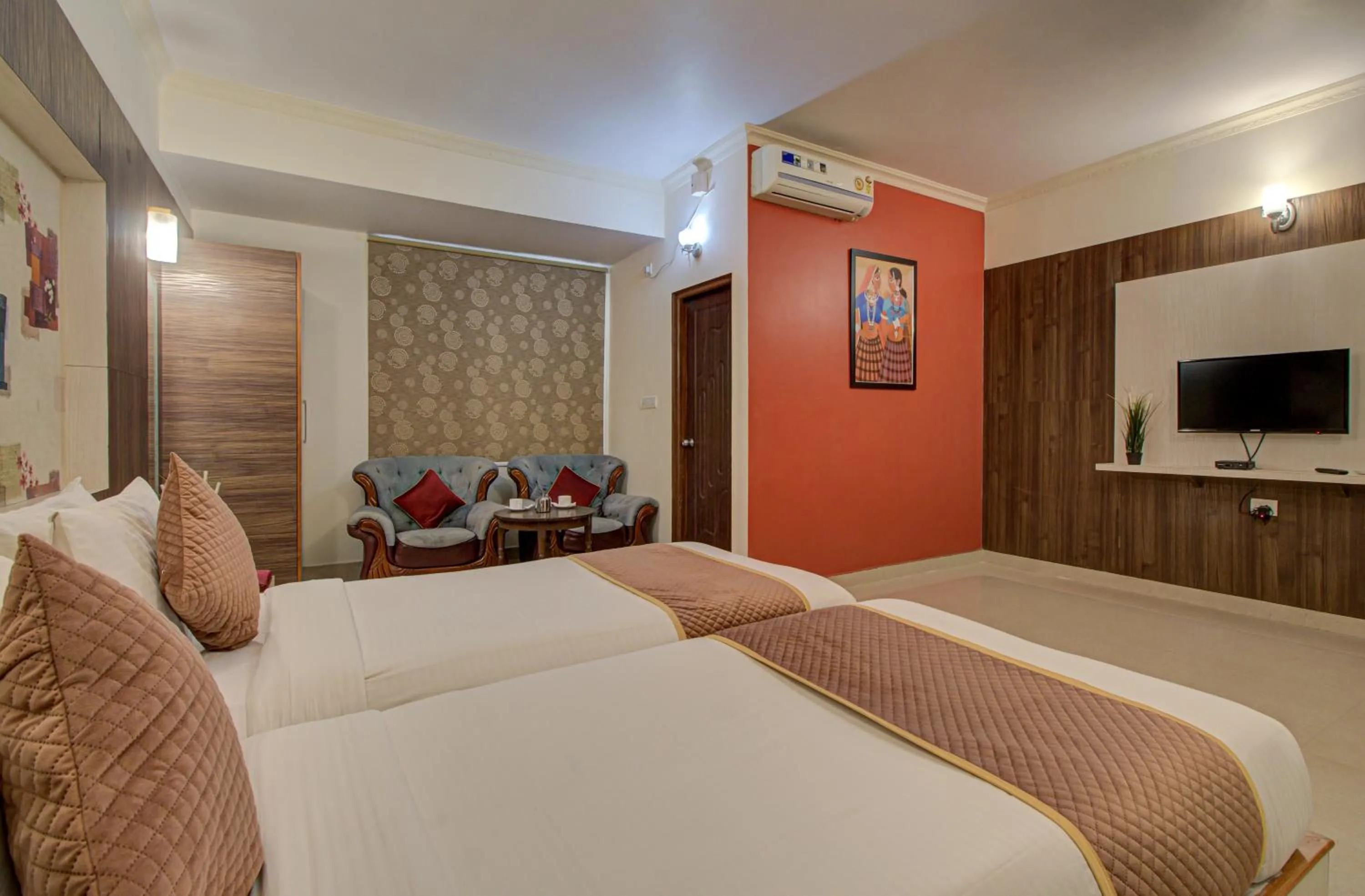 TV and multimedia, Bed in Hotel Royal Classio, Bangalore