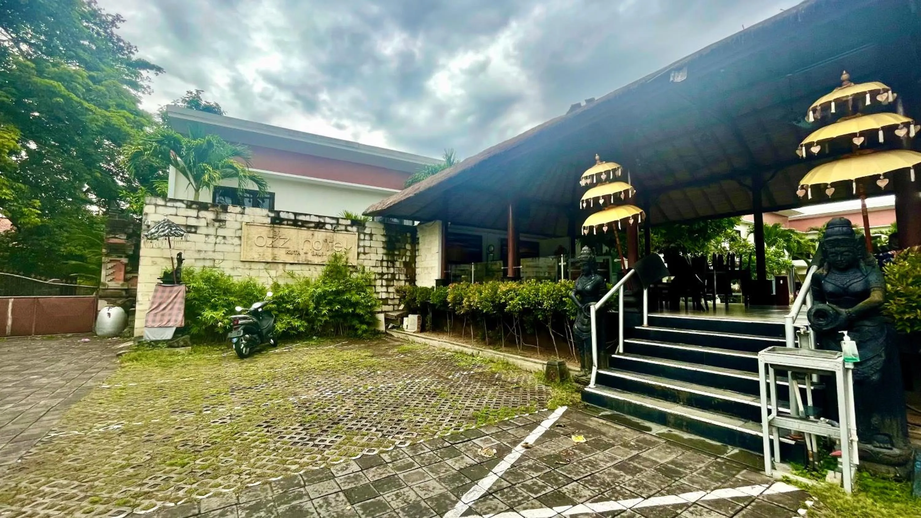 Restaurant/places to eat, Property Building in Ozz Hotel Kuta Bali