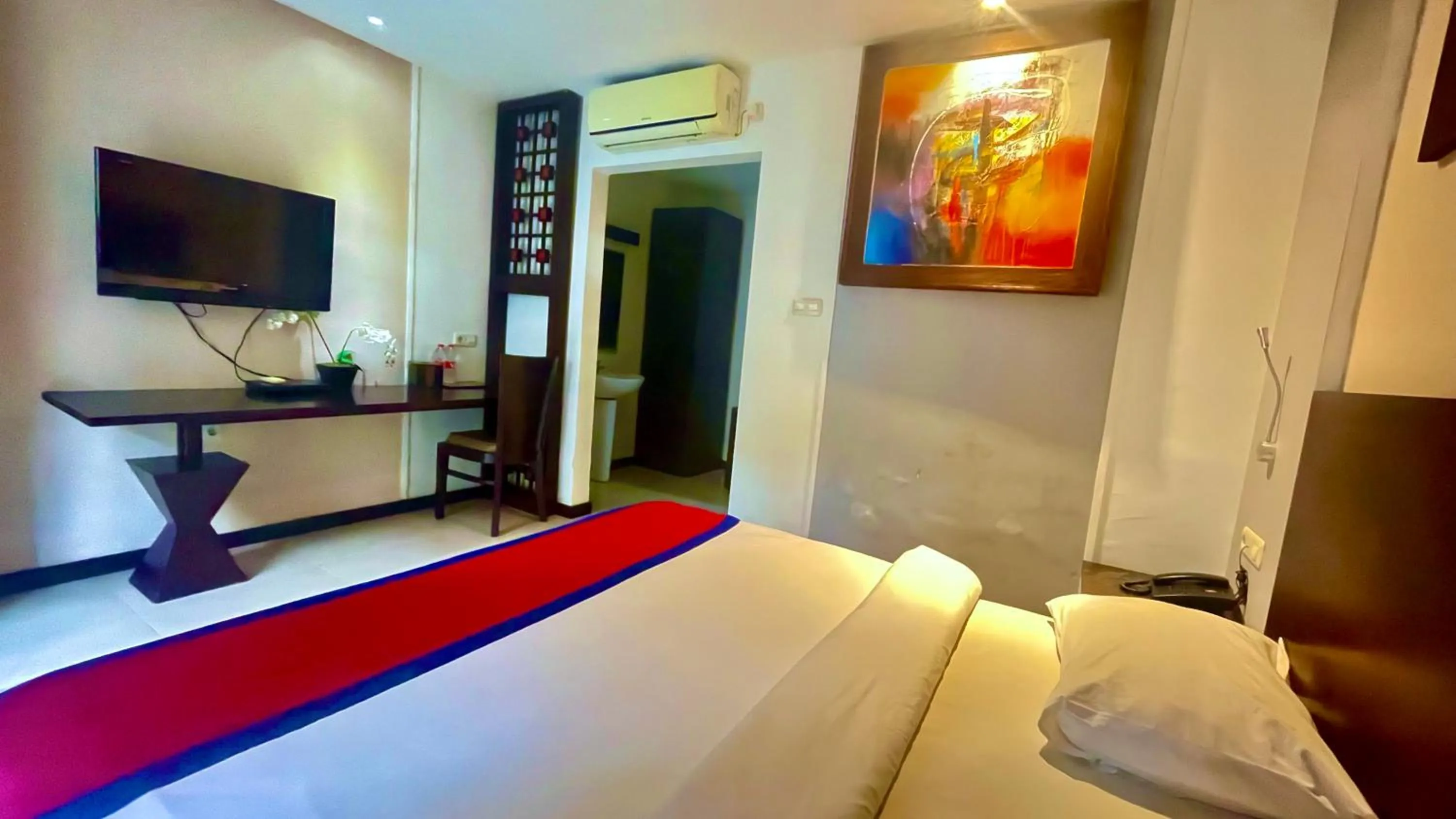 Bedroom, TV/Entertainment Center in Ozz Hotel Kuta Bali