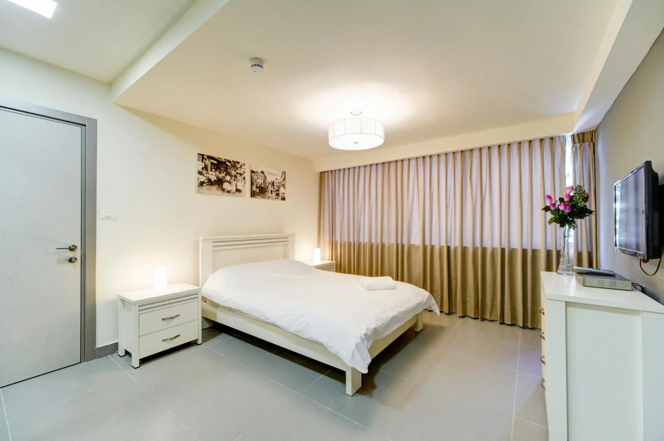 Photo of the whole room, Bed in Dizengoff Inn Apartments