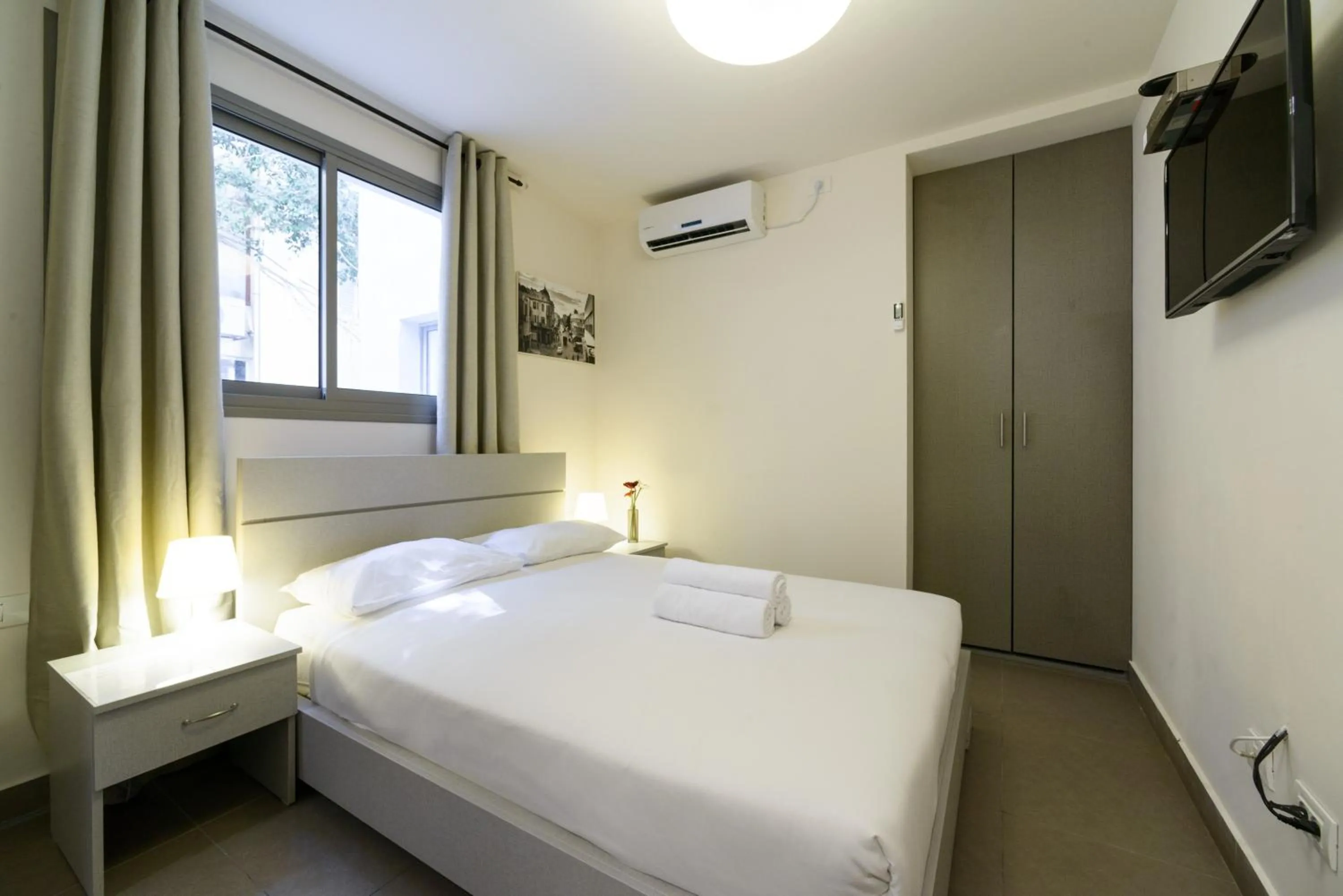 Bed in Dizengoff Inn Apartments