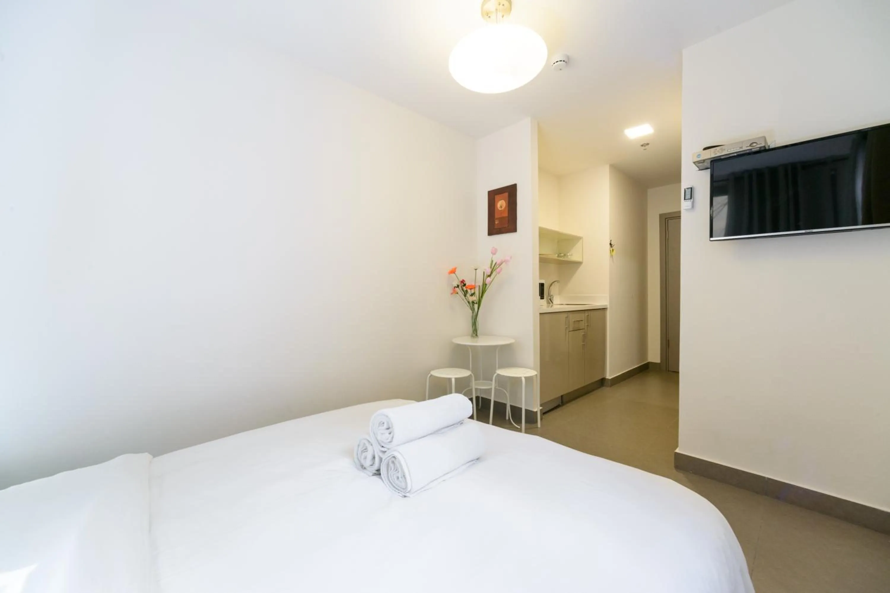 Bed in Dizengoff Inn Apartments