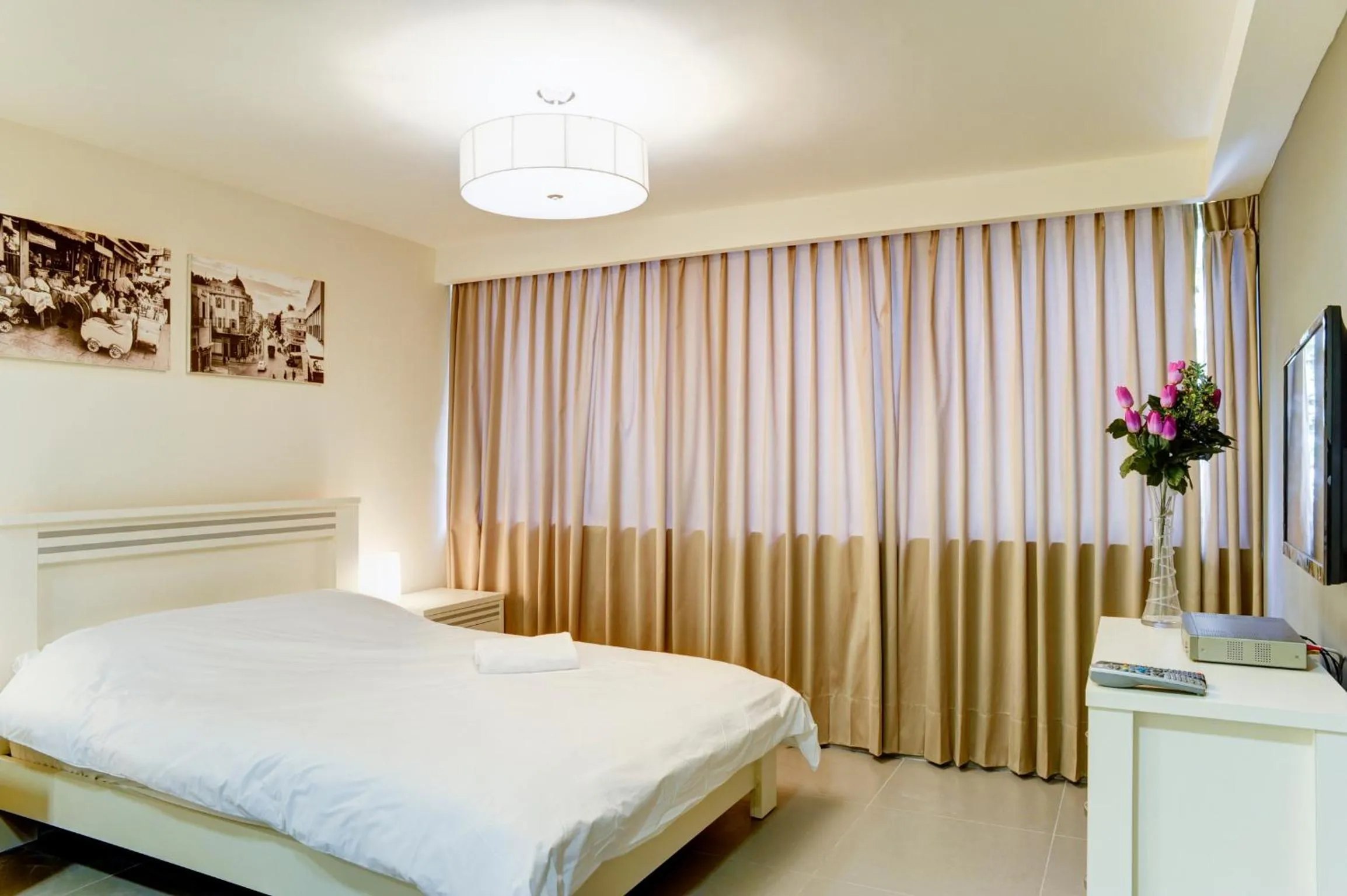 Photo of the whole room, Bed in Dizengoff Inn Apartments