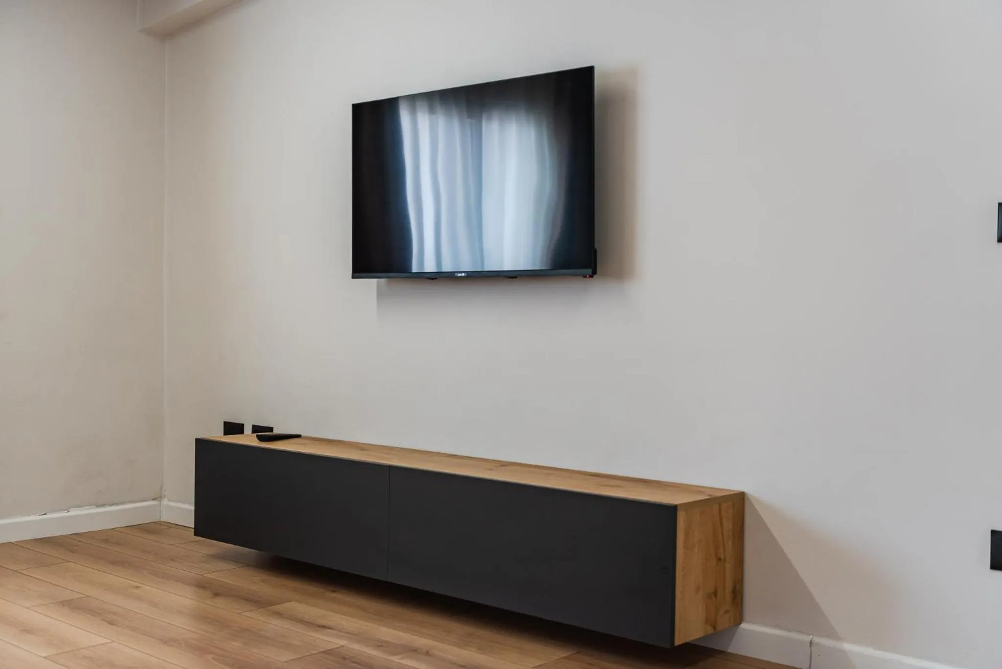 Communal lounge/ TV room in Relax Inn Hotel Durres