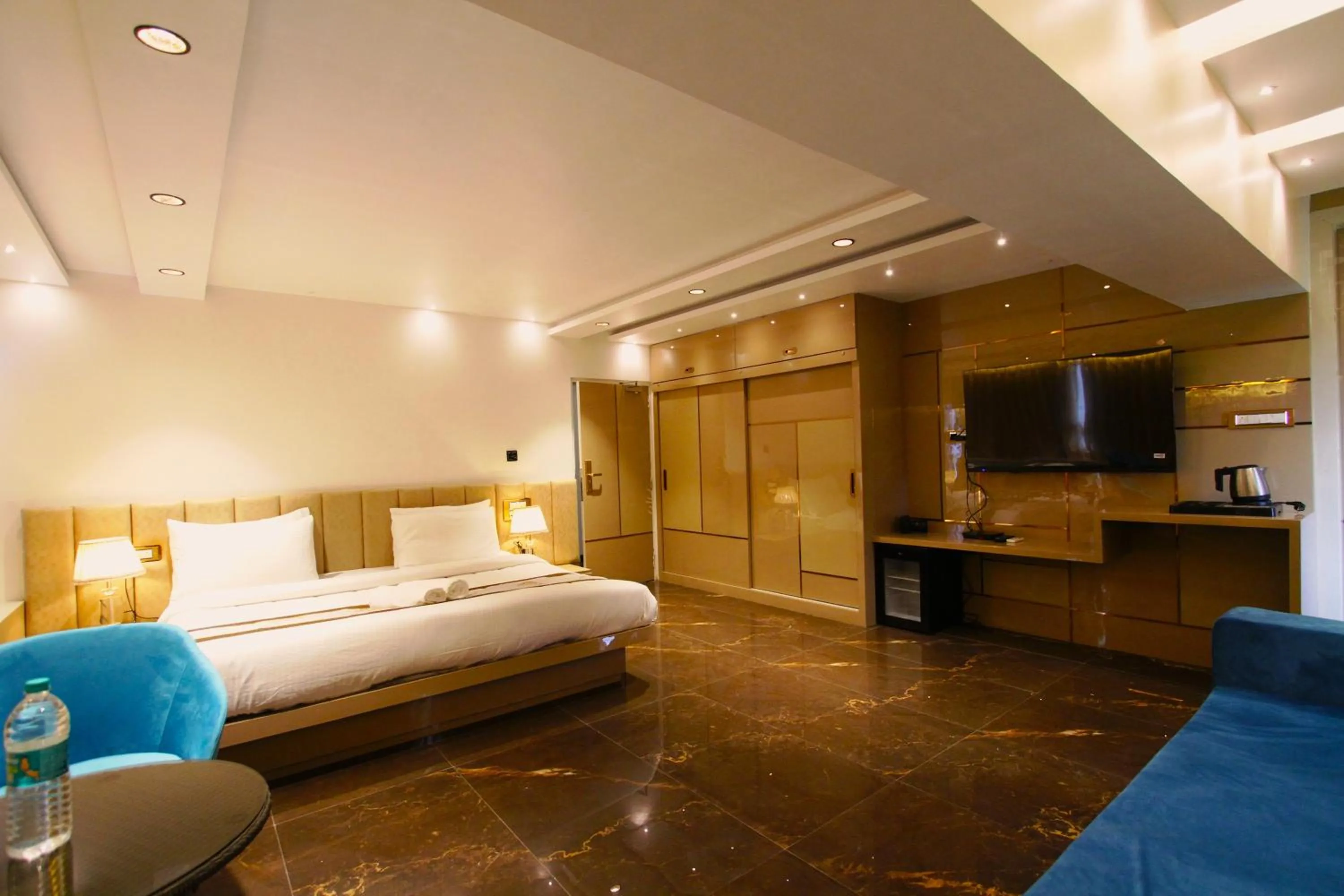Executive Suite in Home2 Renaissance Club