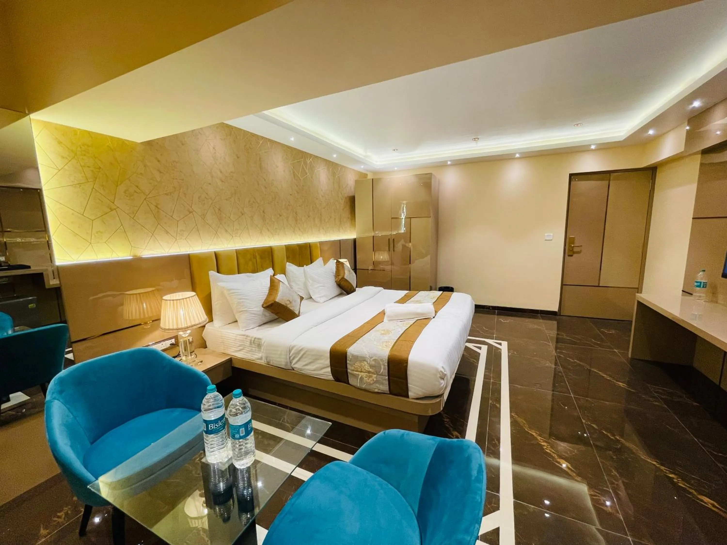 Deluxe Suite in Home2 Renaissance Club