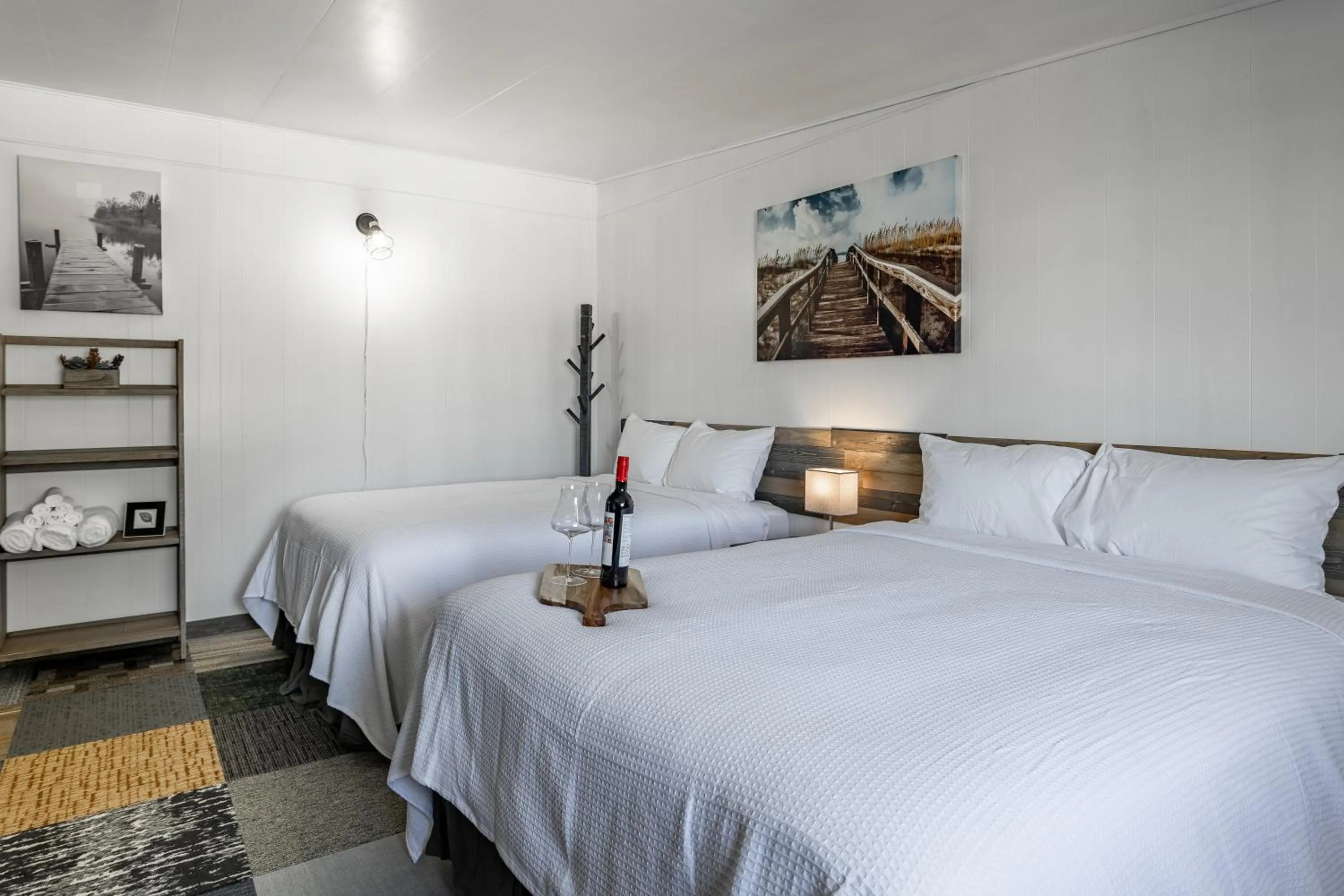 Photo of the whole room, Bed in Copperhead Lodge