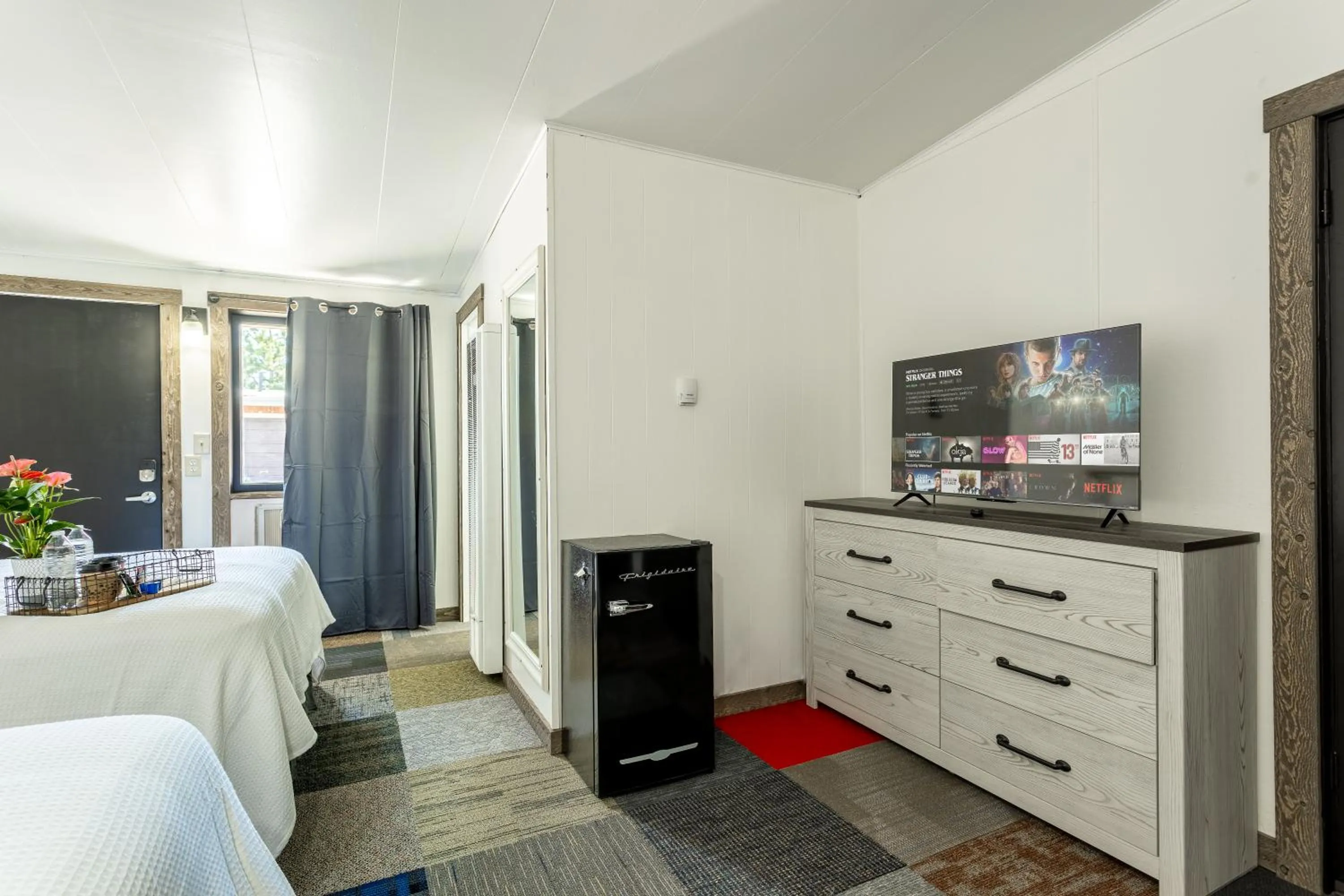 Photo of the whole room, Bed in Copperhead Lodge