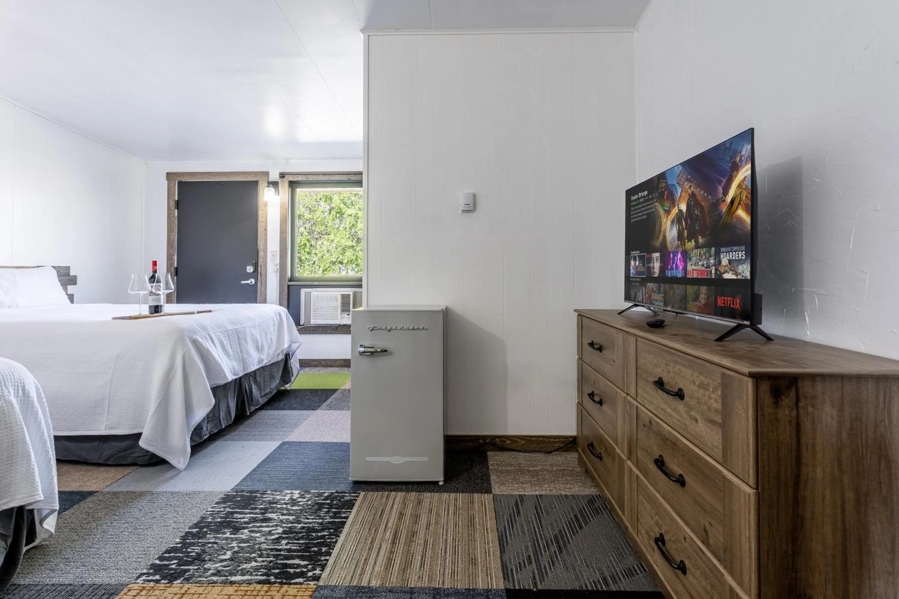 Photo of the whole room, Bed in Copperhead Lodge