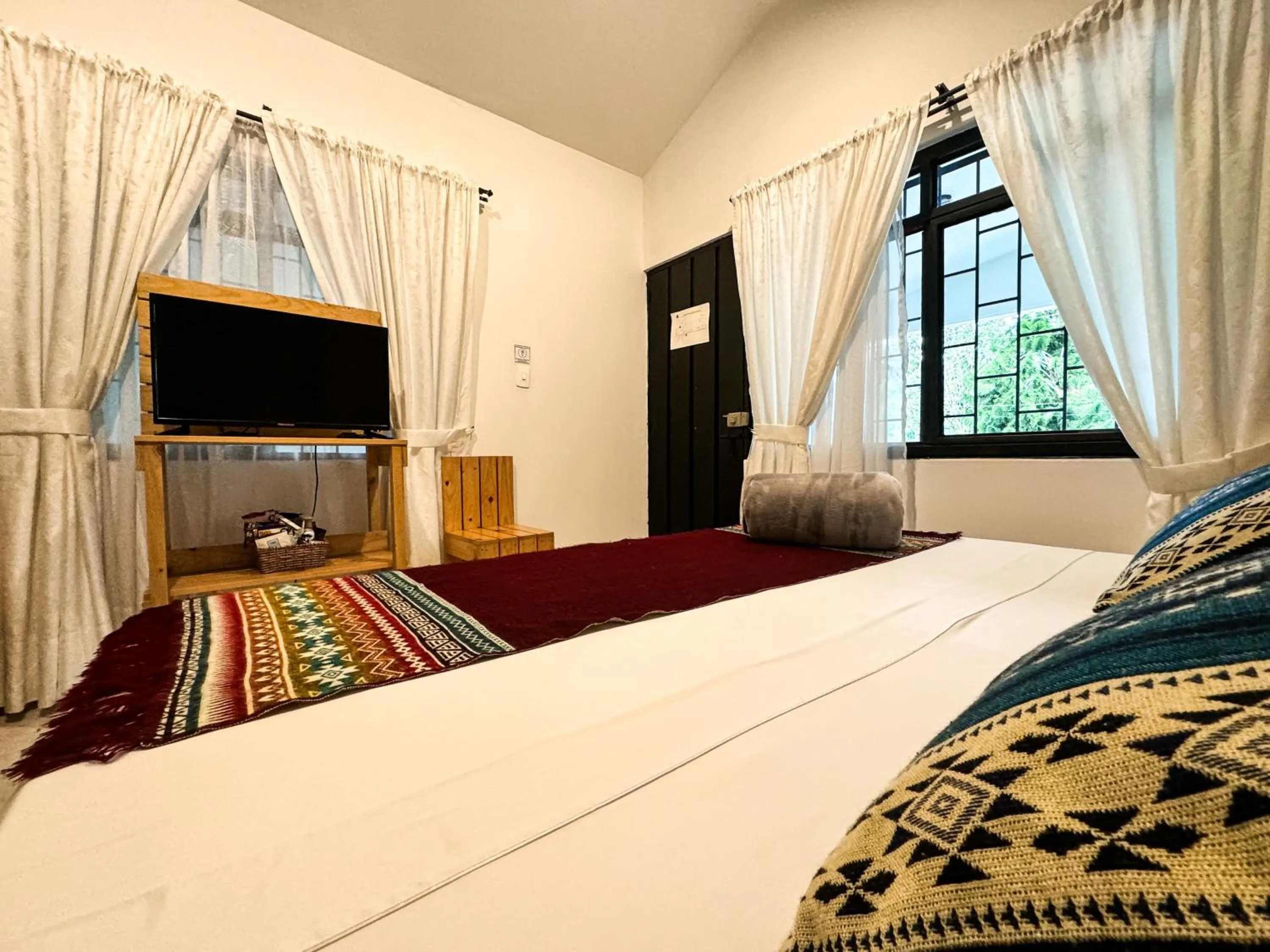 Communal lounge/ TV room, Bed in Tierra Maravilla