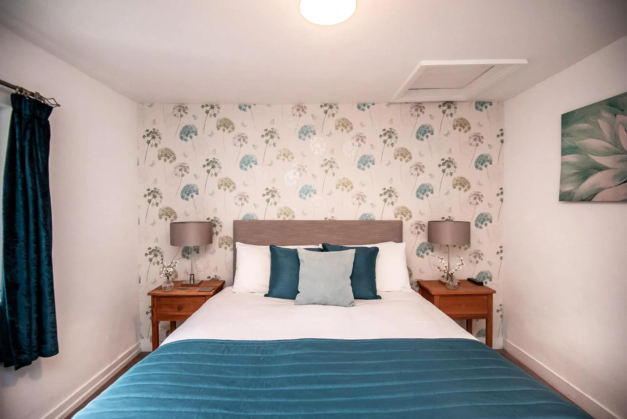 Bedroom, Bed in Trivelles Waterhall Country Gatwick Hotel & airport parking