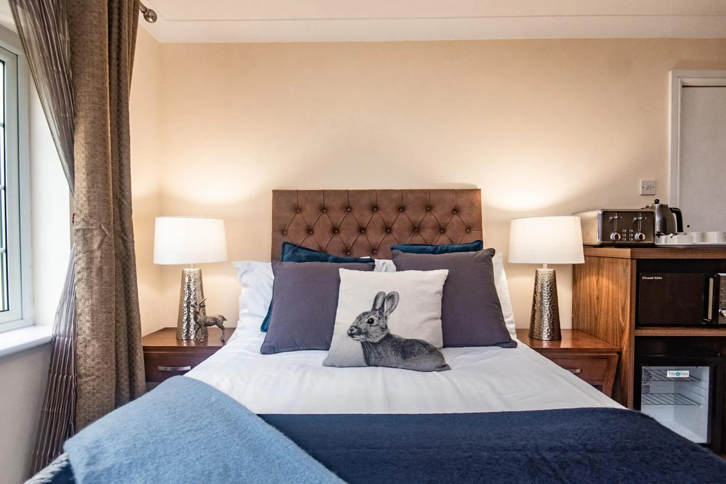 Bed in Trivelles Waterhall Country Gatwick Hotel & airport parking