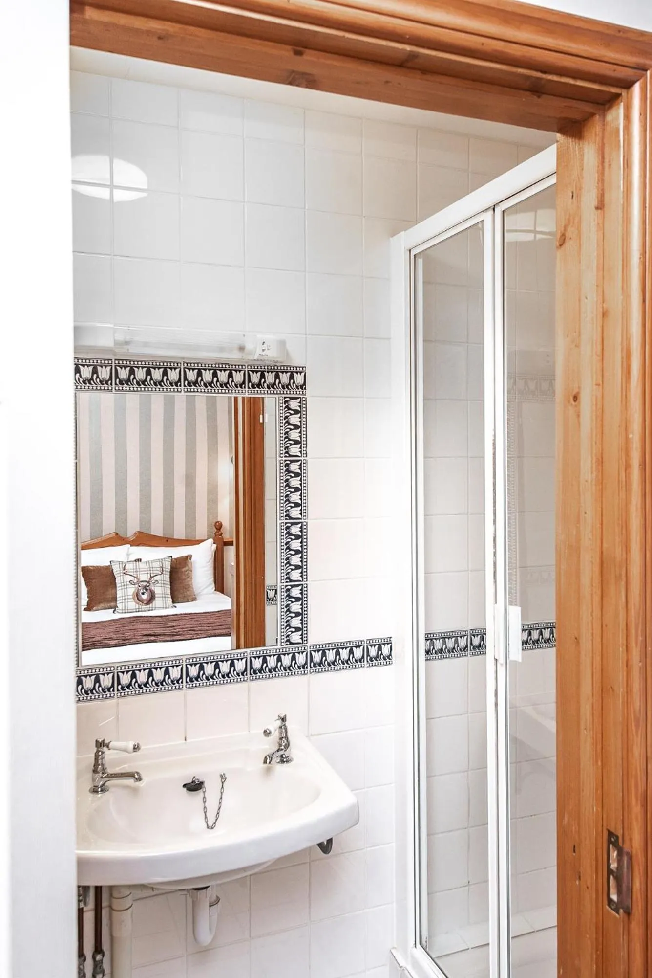 Bathroom in Trivelles Waterhall Country Gatwick Hotel & airport parking