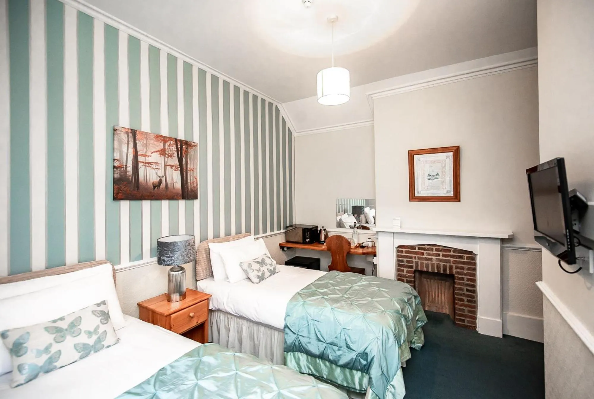 TV and multimedia, Bed in Trivelles Waterhall Country Gatwick Hotel & airport parking