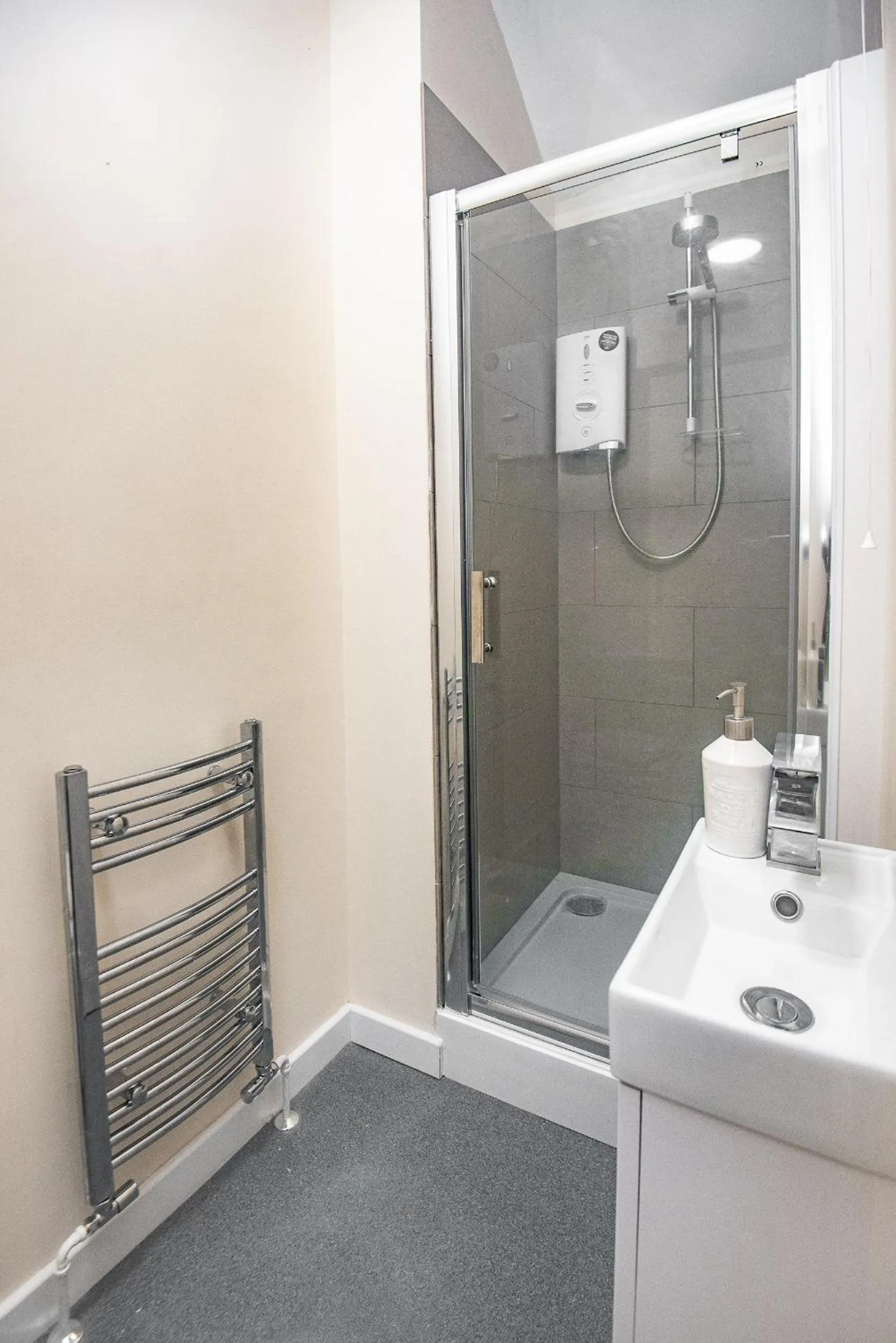 Shower in Trivelles Waterhall Country Gatwick Hotel & airport parking