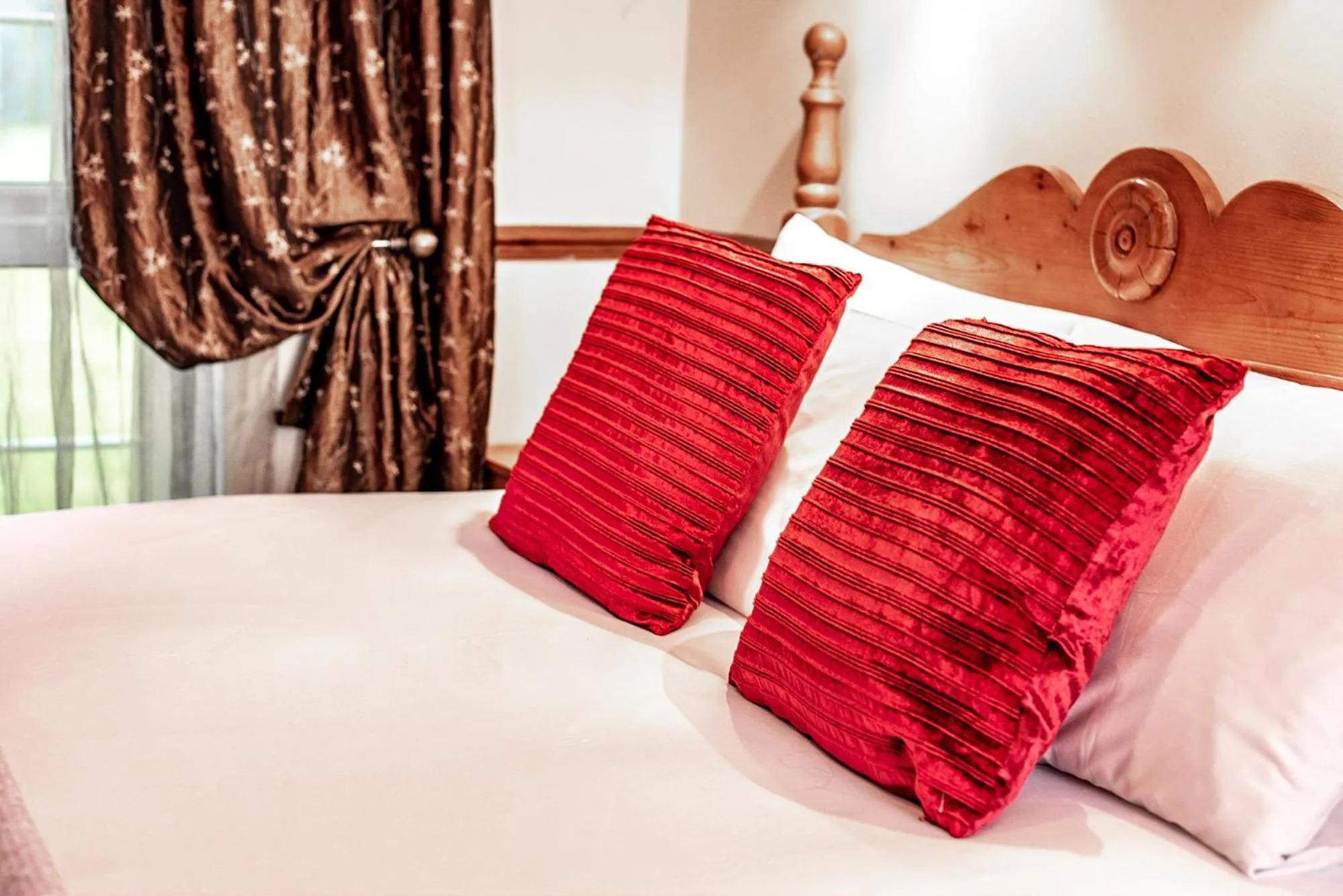 Bed in Trivelles Waterhall Country Gatwick Hotel & airport parking