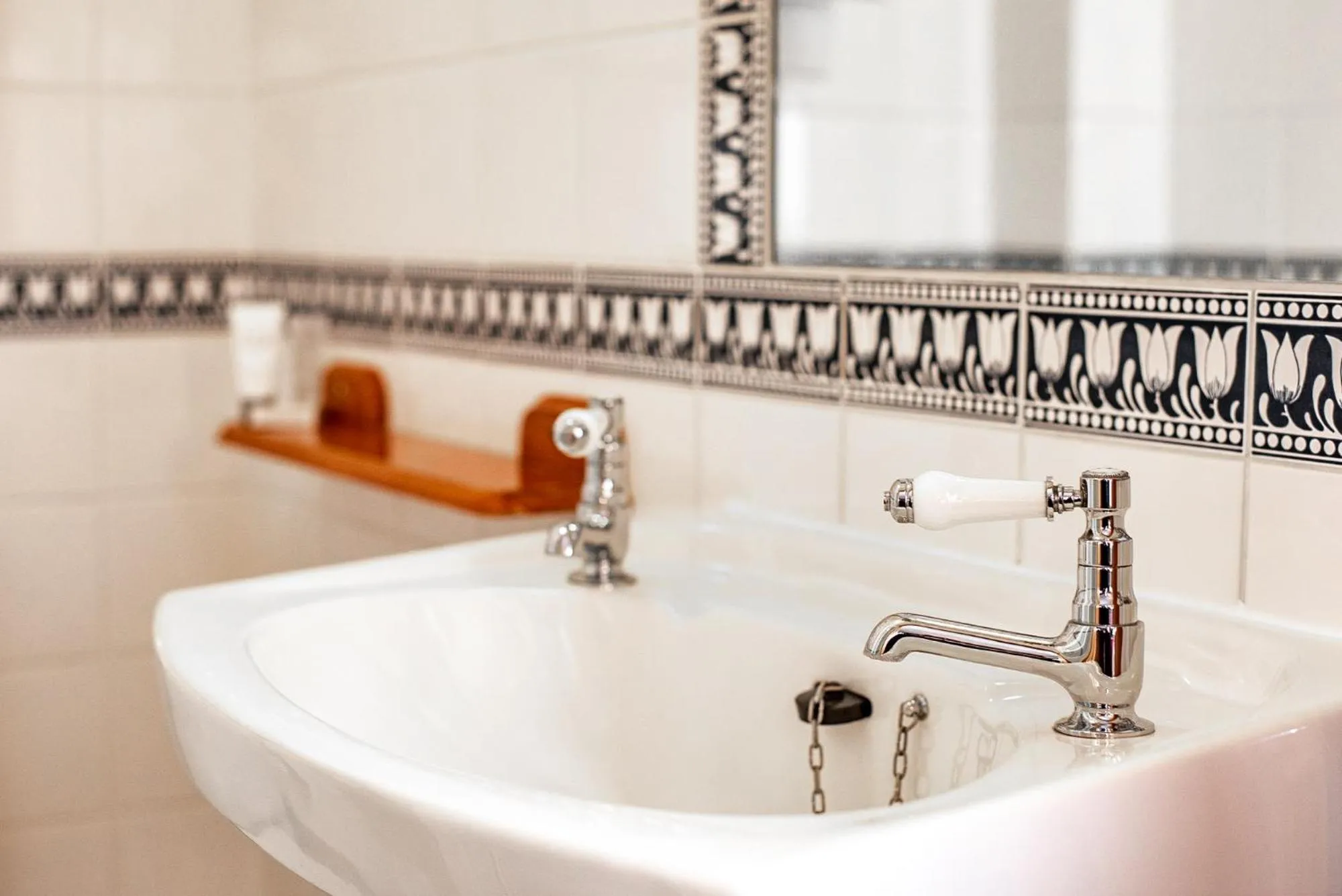 Bathroom in Trivelles Waterhall Country Gatwick Hotel & airport parking