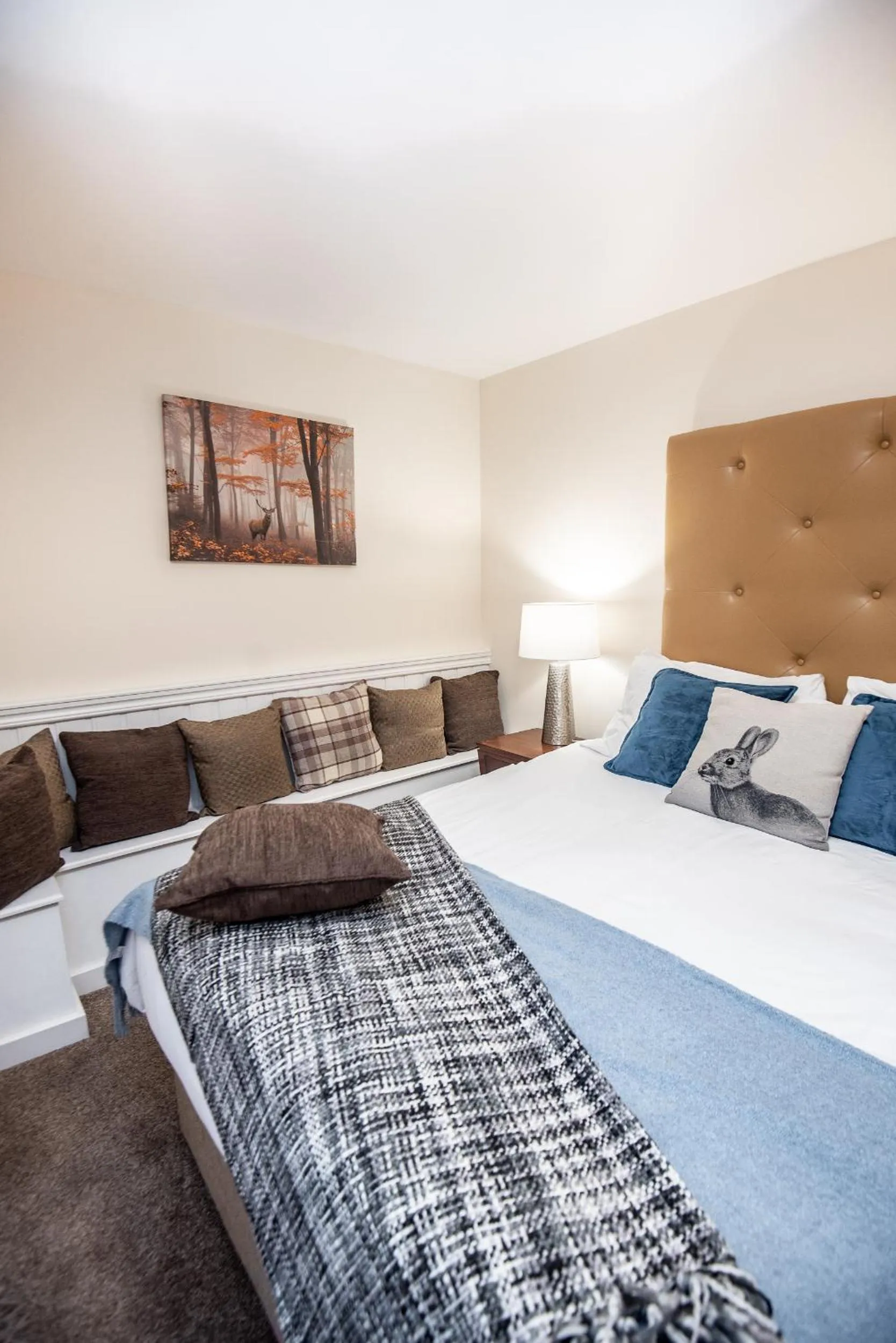 Seating area, Bed in Trivelles Waterhall Country Gatwick Hotel & airport parking