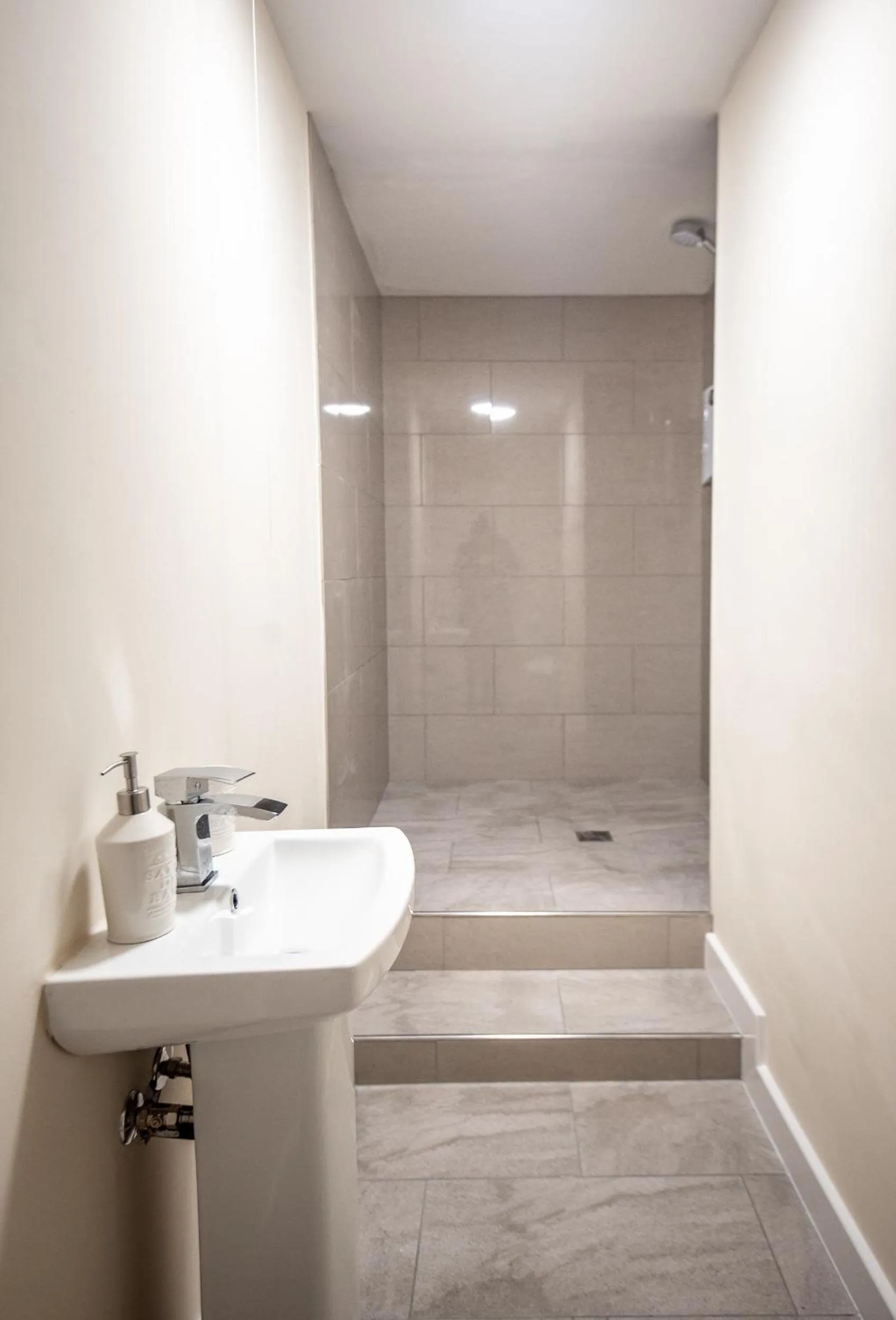 Bathroom in Trivelles Waterhall Country Gatwick Hotel & airport parking