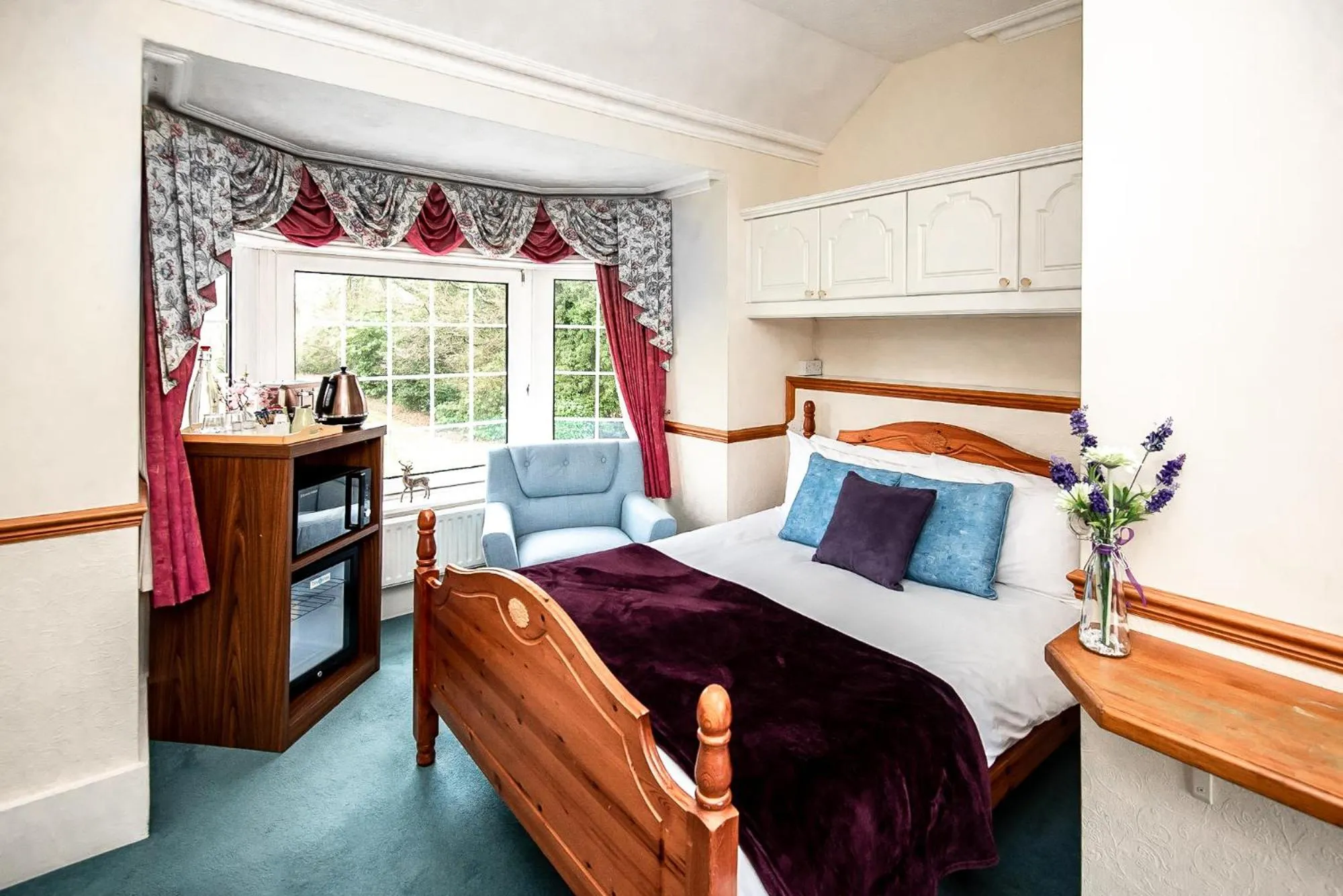 Kitchen or kitchenette, Bed in Trivelles Waterhall Country Gatwick Hotel & airport parking