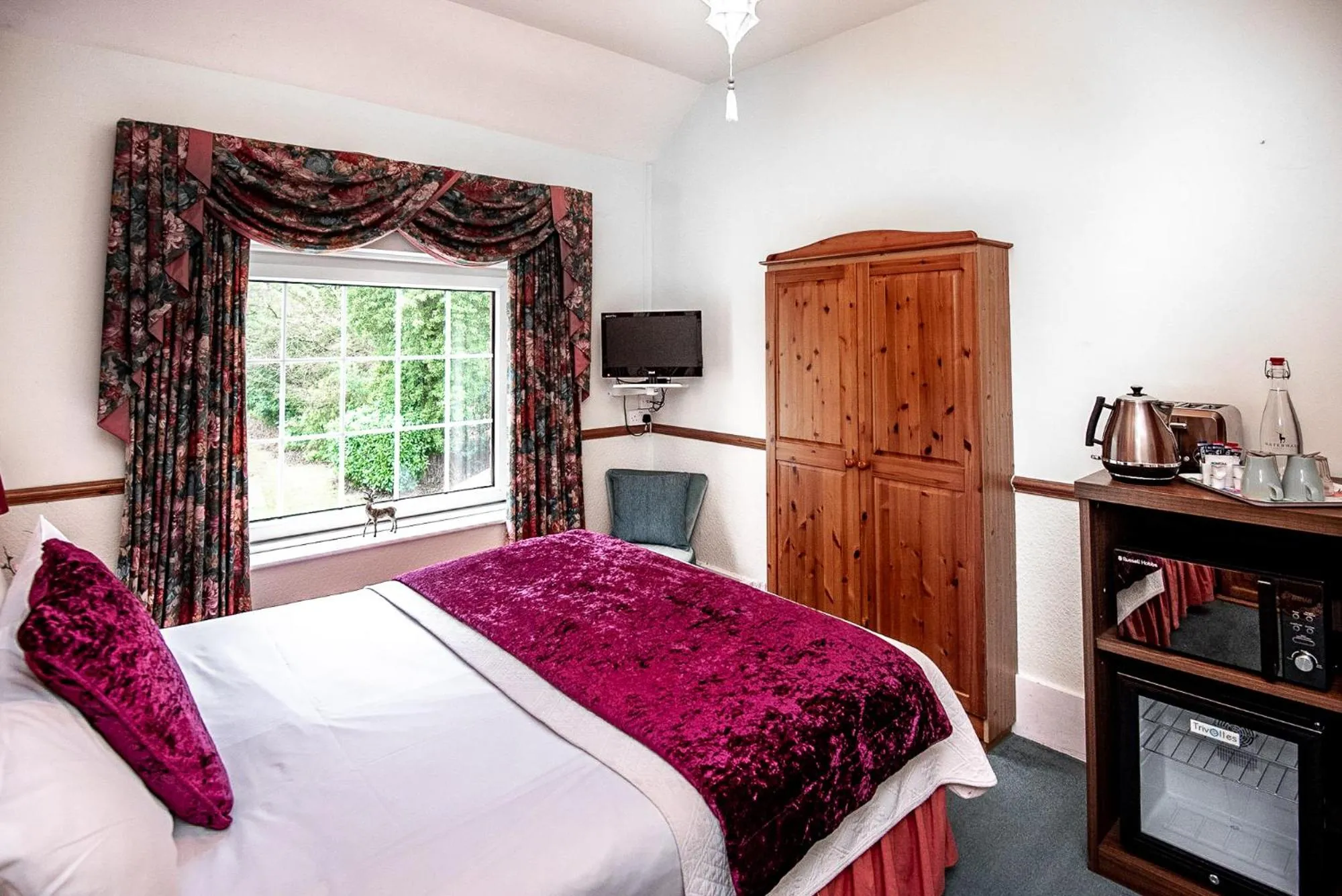 Coffee/tea facilities, Bed in Trivelles Waterhall Country Gatwick Hotel & airport parking