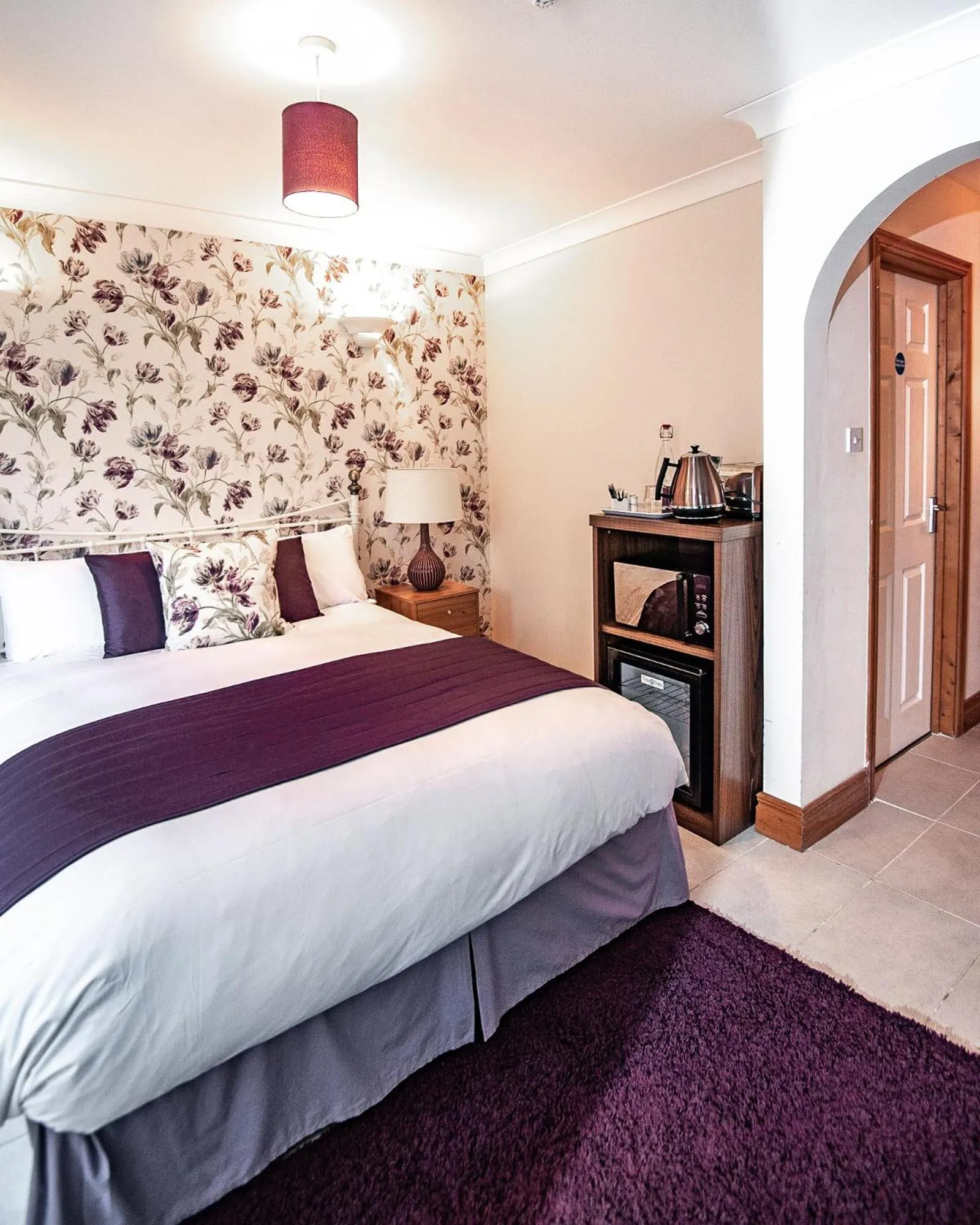 Kitchen or kitchenette, Bed in Trivelles Waterhall Country Gatwick Hotel & airport parking