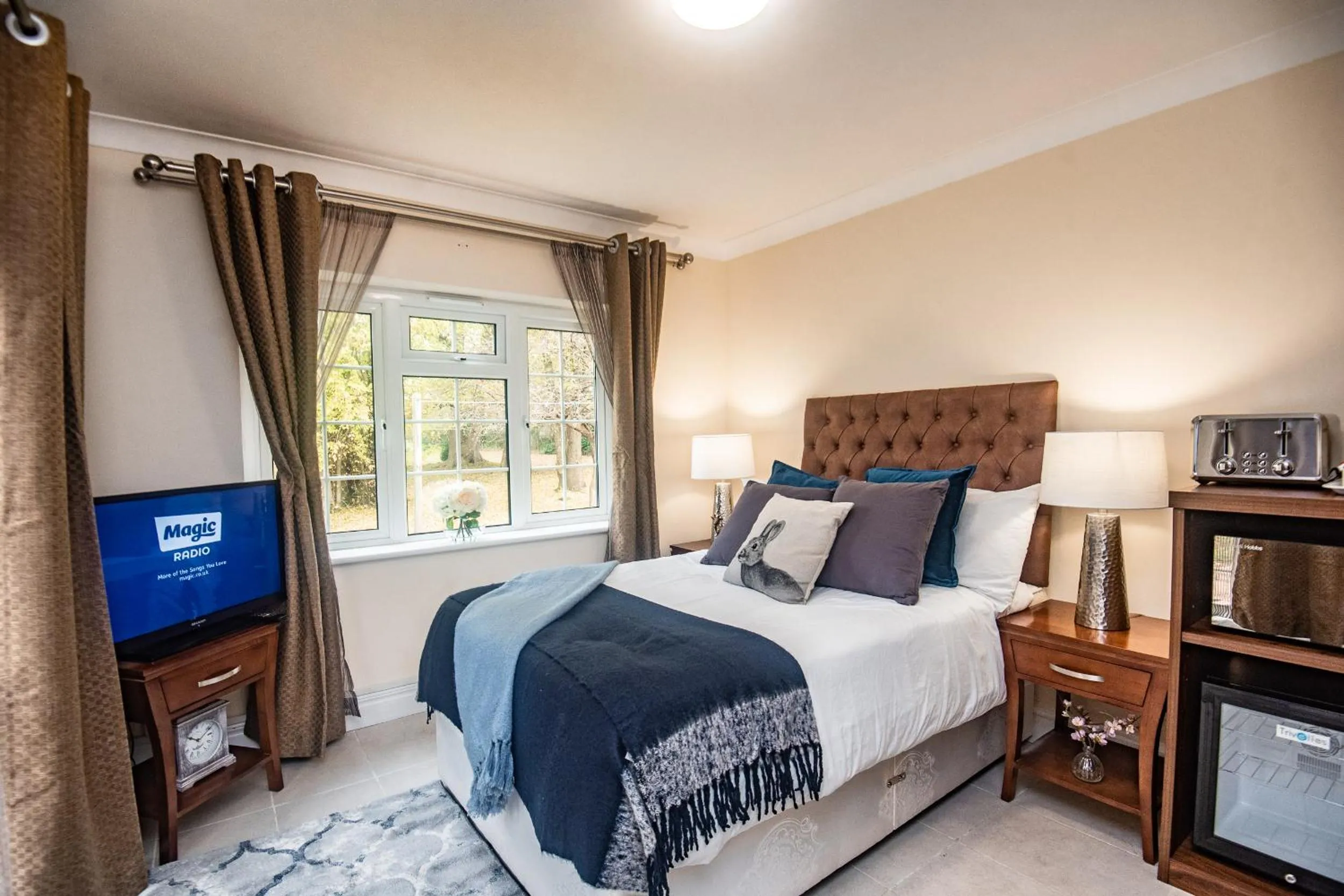 TV and multimedia, Bed in Trivelles Waterhall Country Gatwick Hotel & airport parking