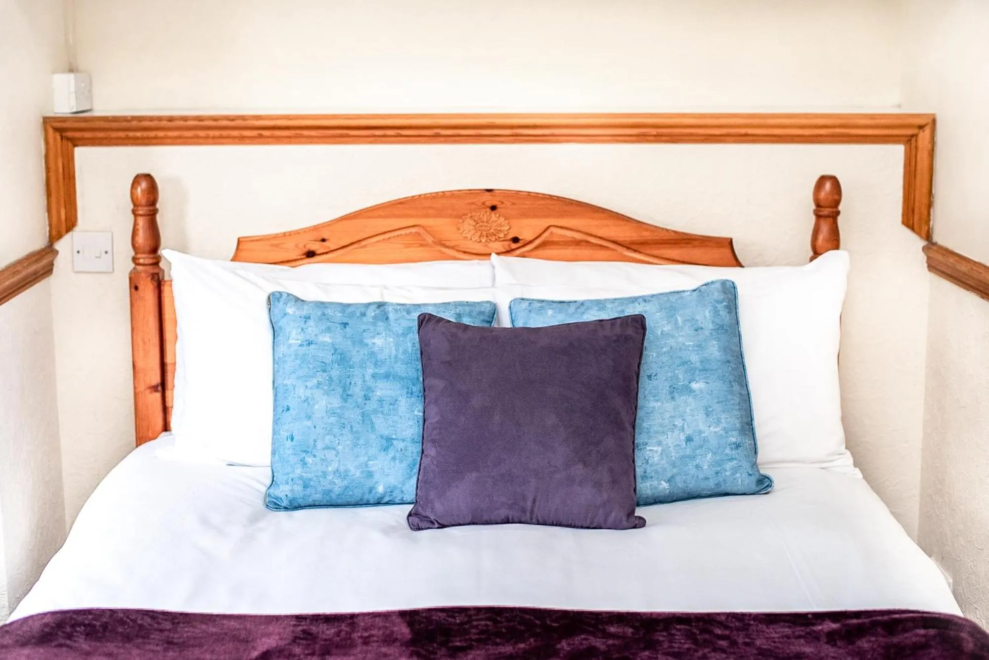 Bed in Trivelles Waterhall Country Gatwick Hotel & airport parking