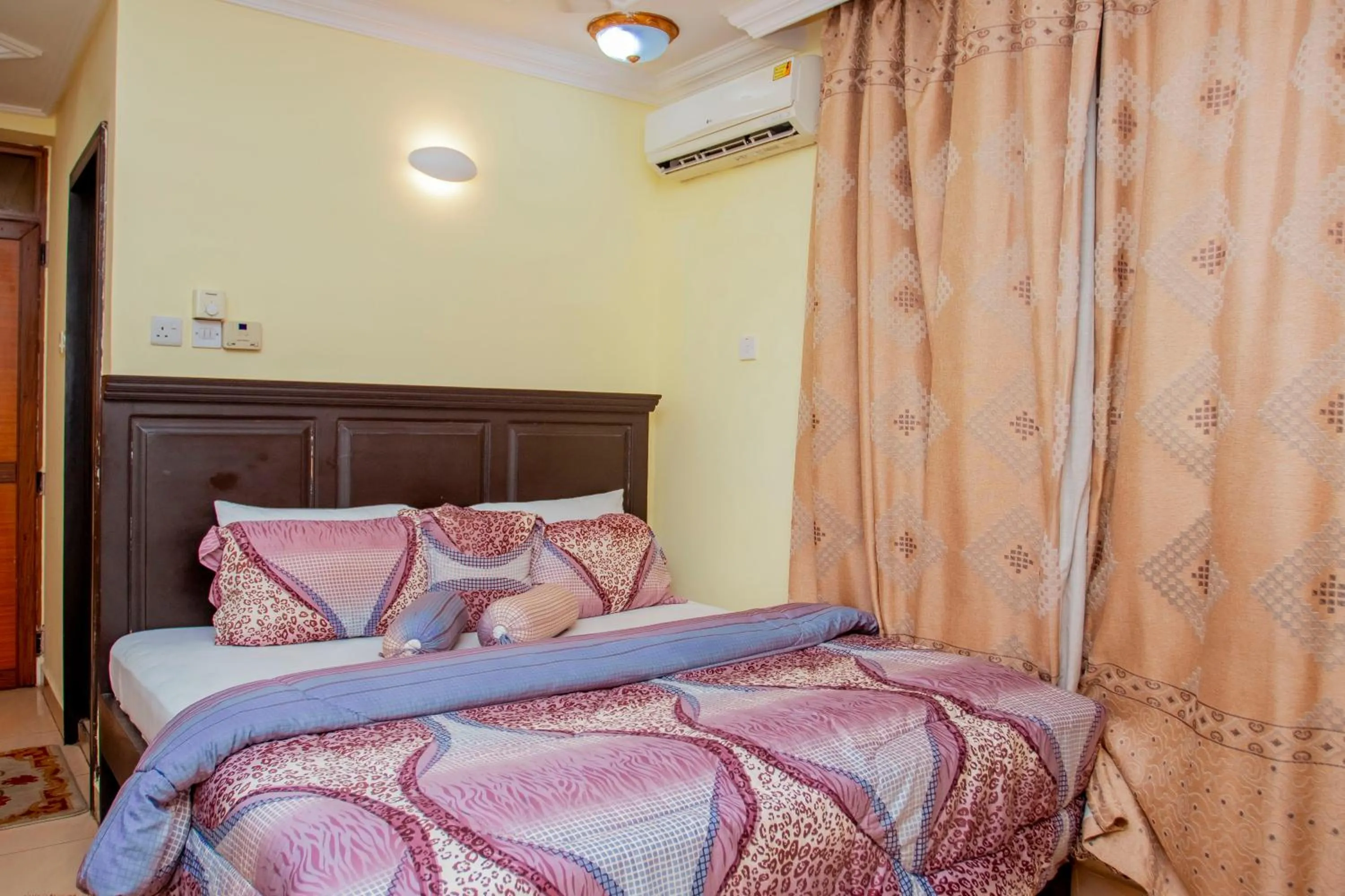 Bed in Sleep Inn Hotel - Kariakoo