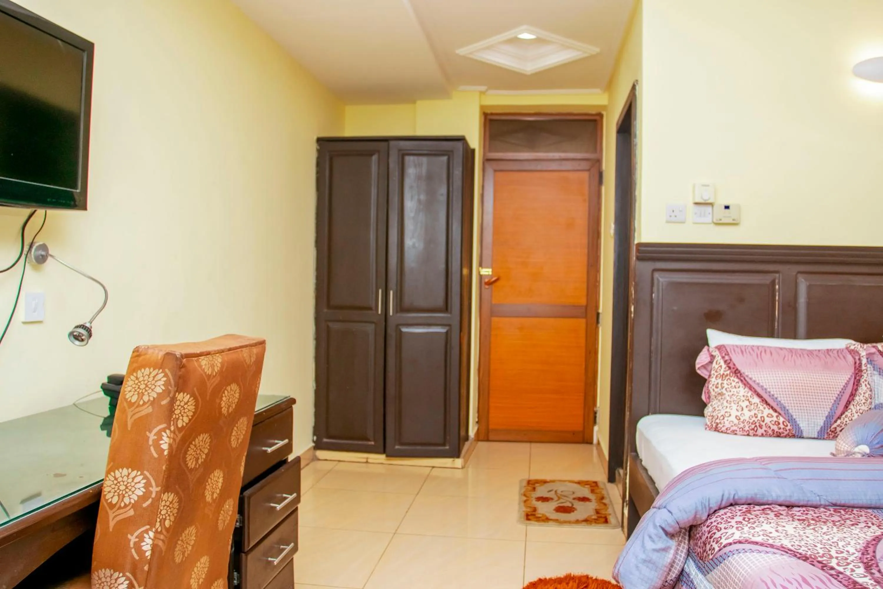 Bed in Sleep Inn Hotel - Kariakoo