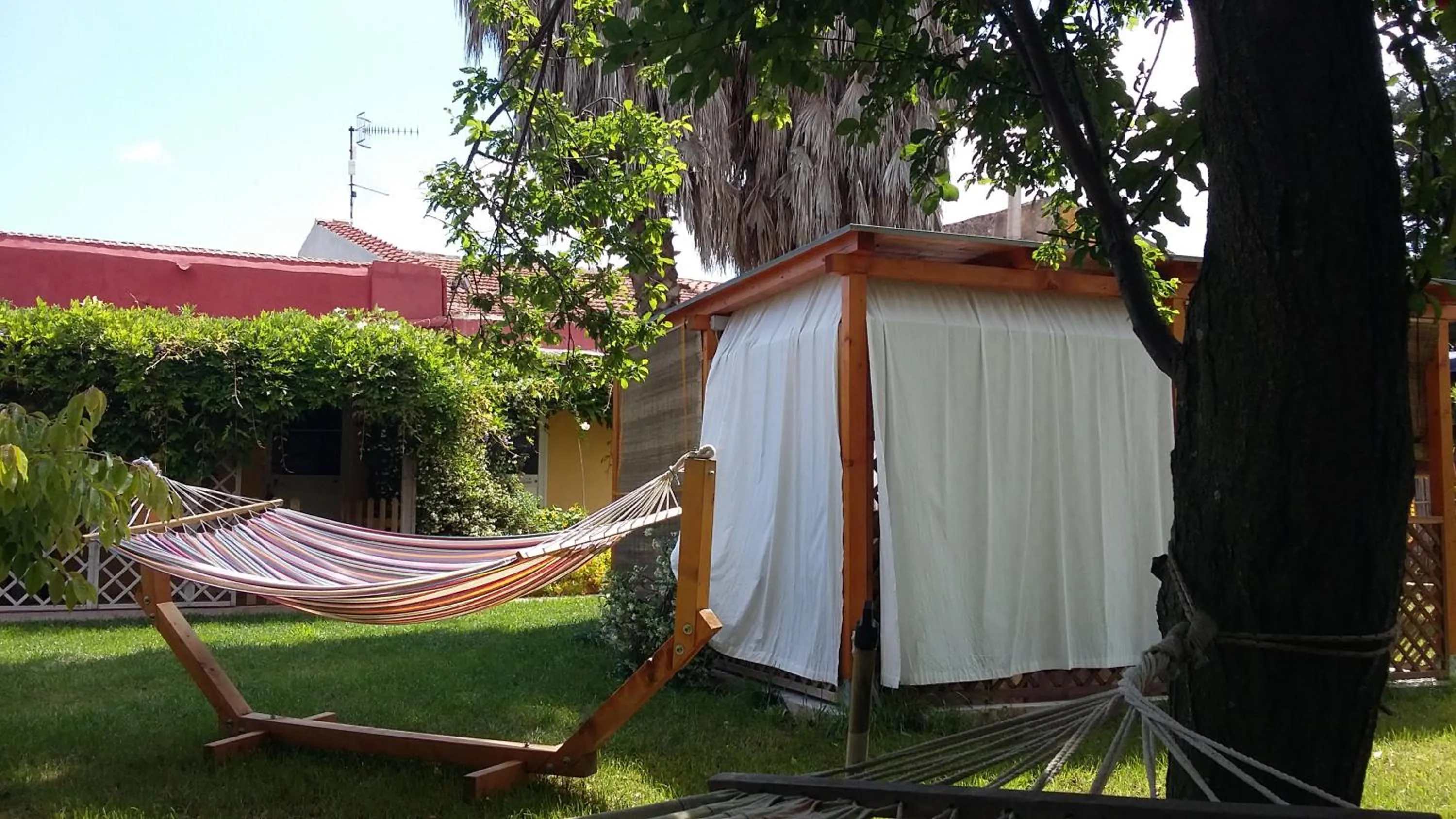 Garden view in casa di campagna dal pozzo