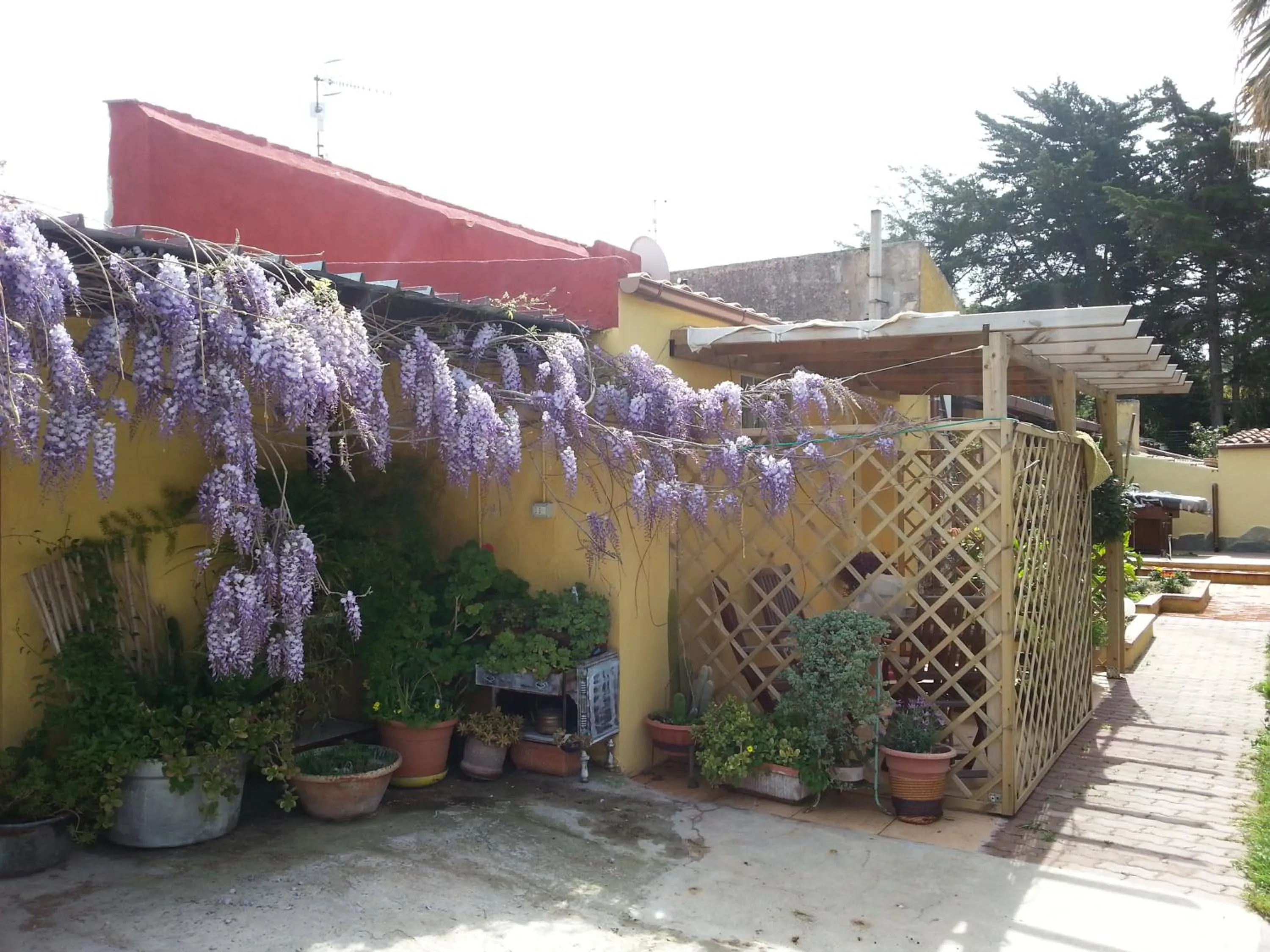 Garden view in casa di campagna dal pozzo