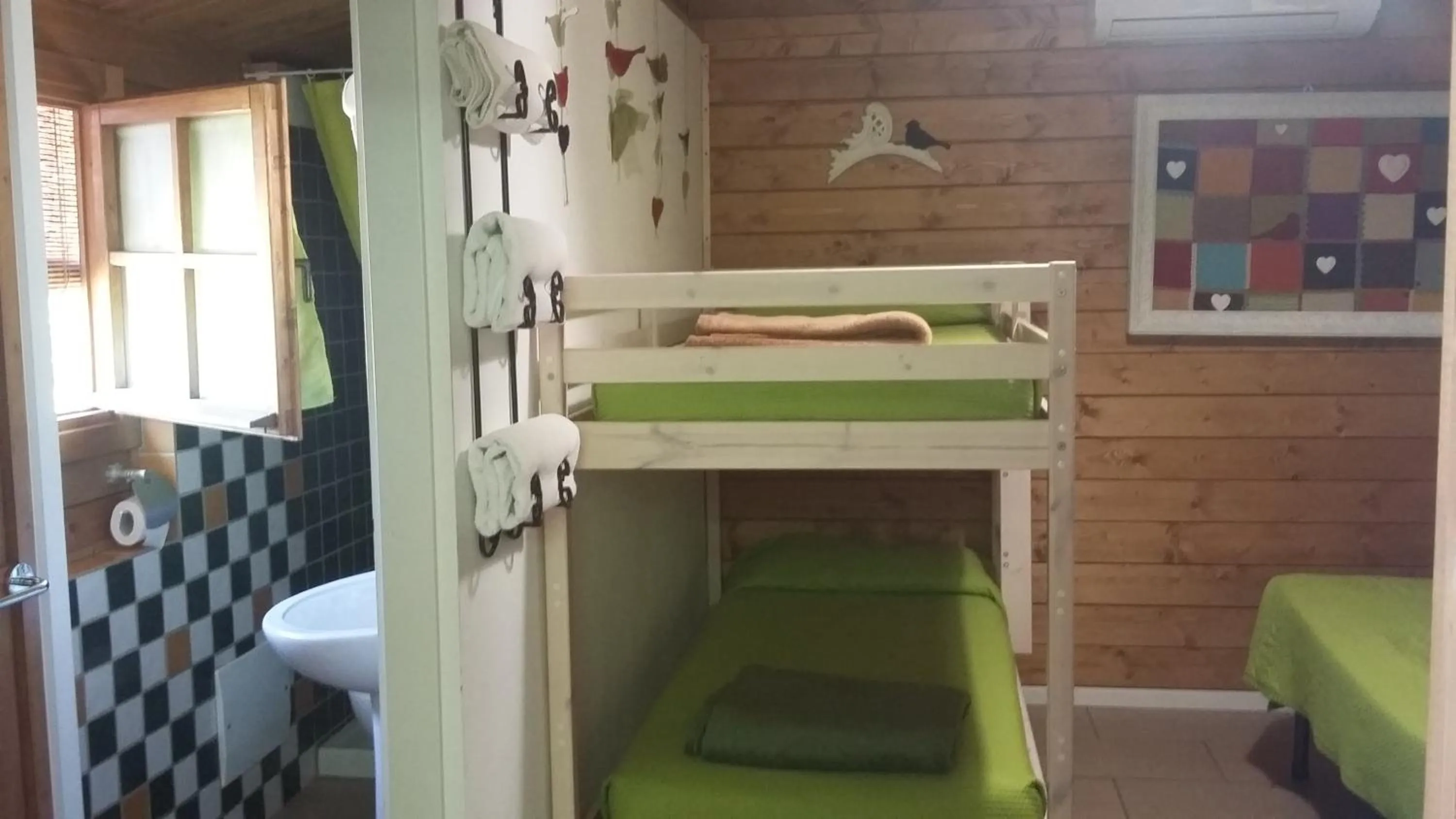 bunk bed, Bed in casa di campagna dal pozzo