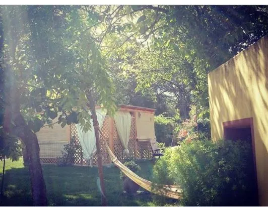 Garden view in casa di campagna dal pozzo