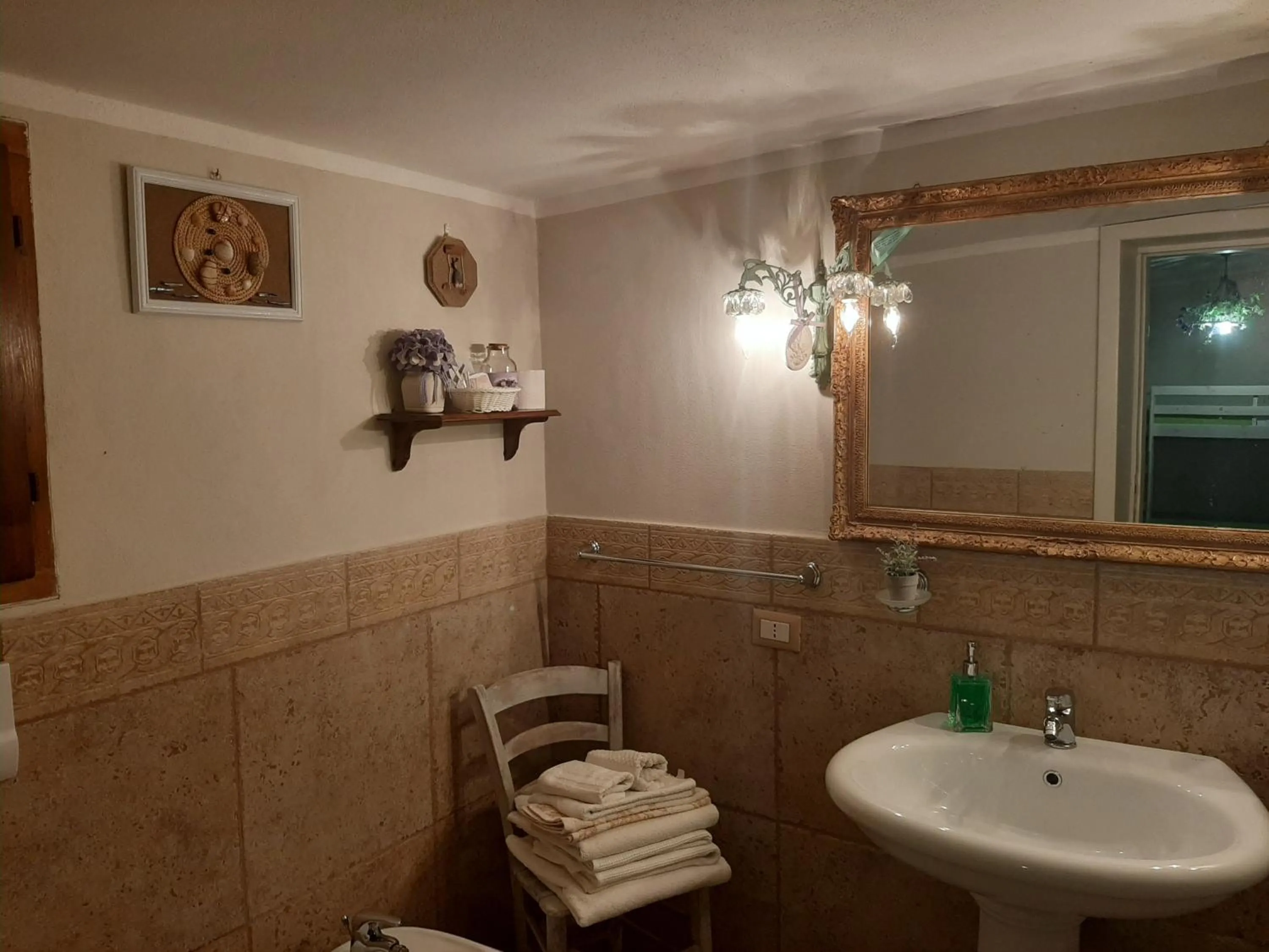 Bathroom in casa di campagna dal pozzo