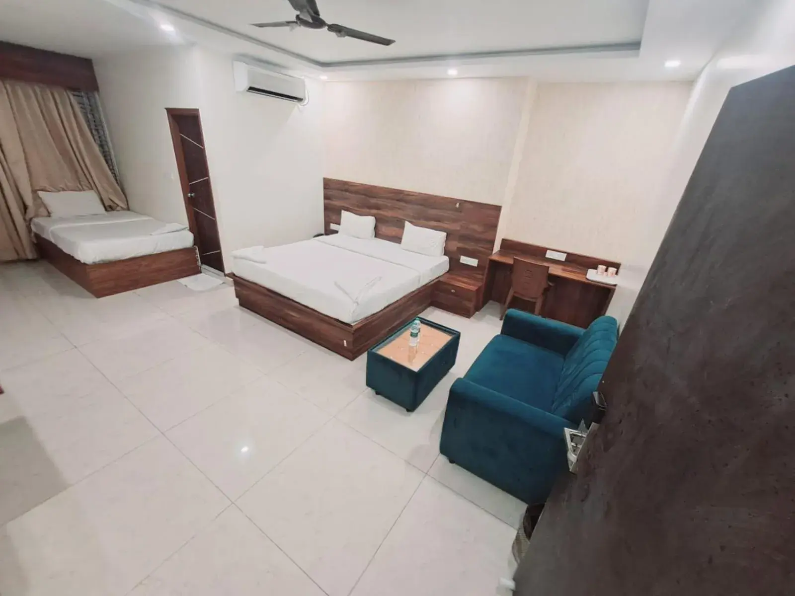 Classic Triple Room in Hotel Zeke Avenue Classic Triple Room in Hotel Zeke Avenue