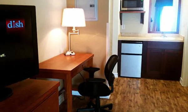 Living room in FieldHouse Inn & Conference Center