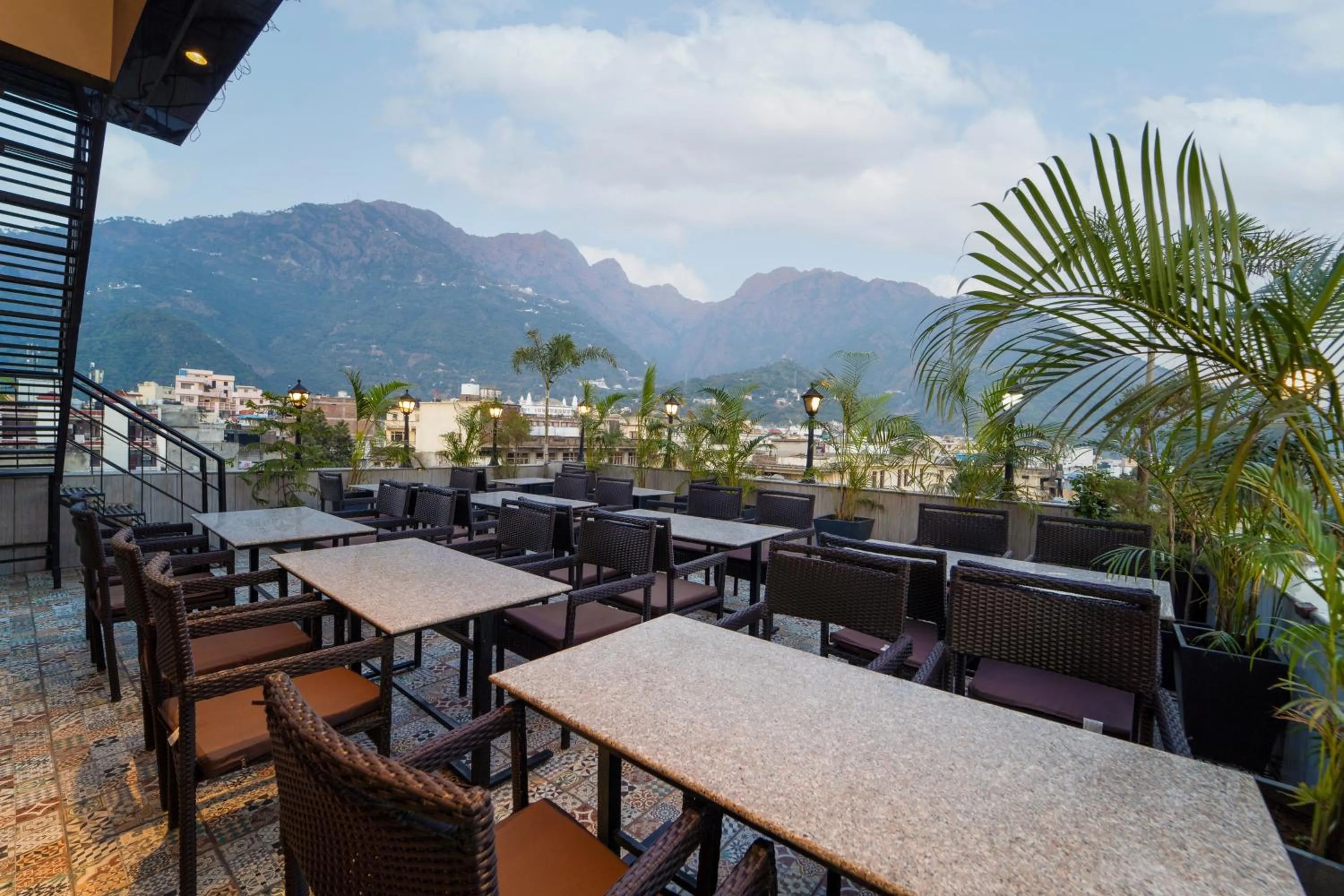 Restaurant/places to eat in Hotel The Grand Dewan