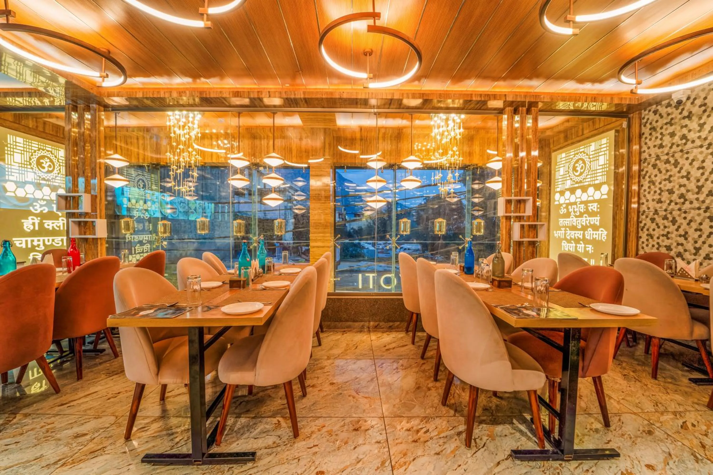 Restaurant/places to eat in Hotel The Grand Dewan