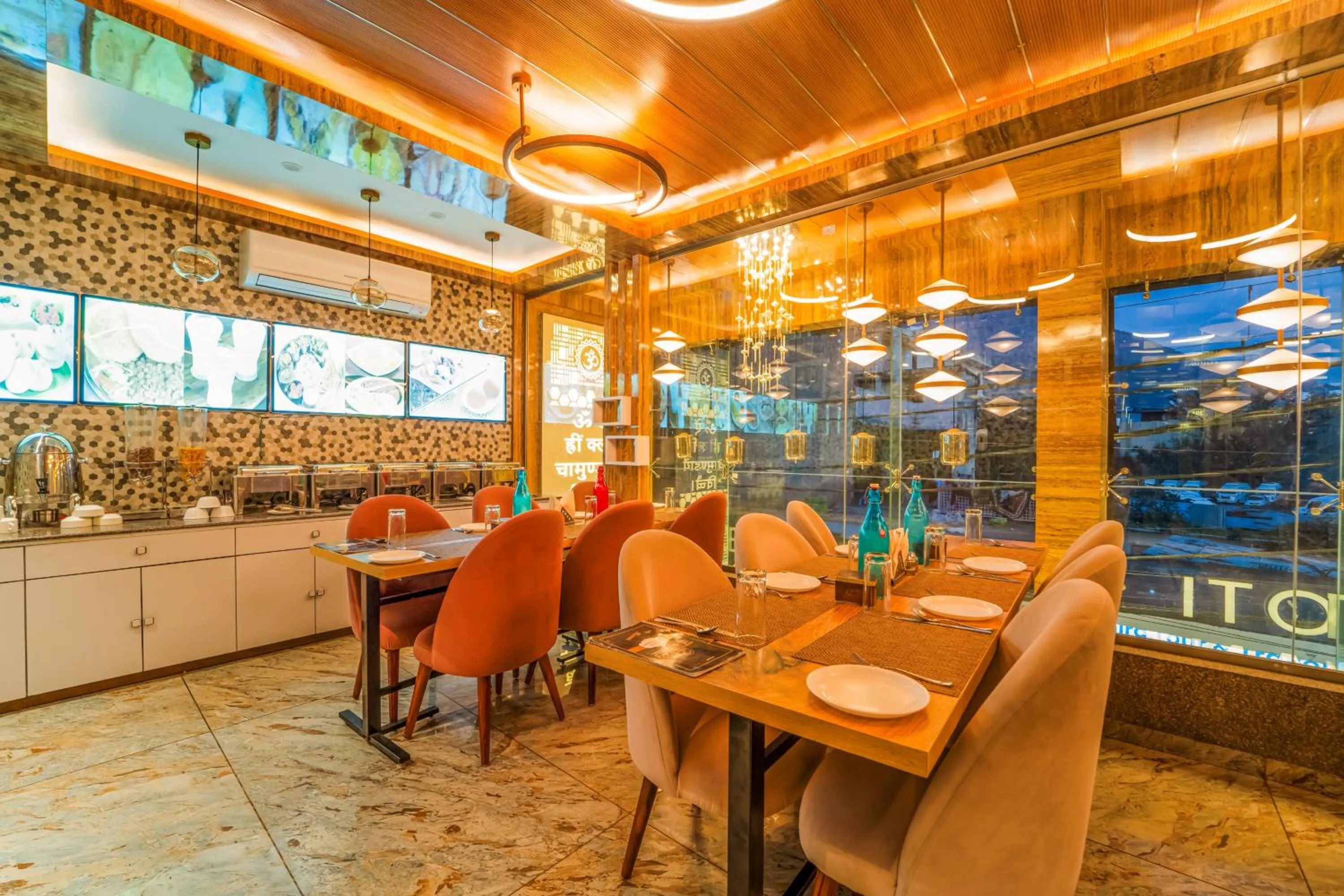 Restaurant/places to eat in Hotel The Grand Dewan