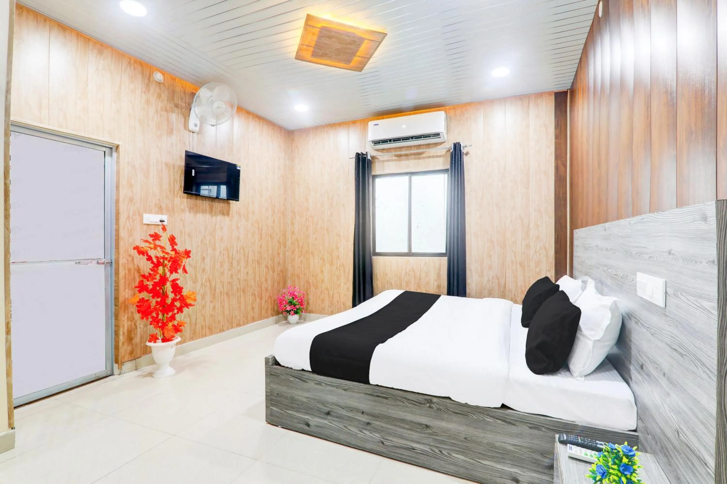 Bedroom, Bed in Super Hotel O SSK Hotel