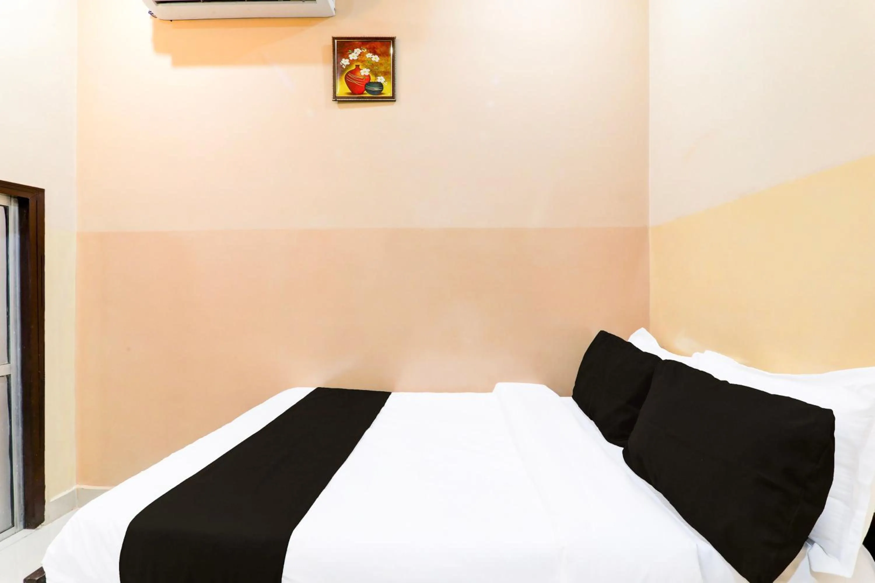 Bedroom, Bed in Super Hotel O SSK Hotel