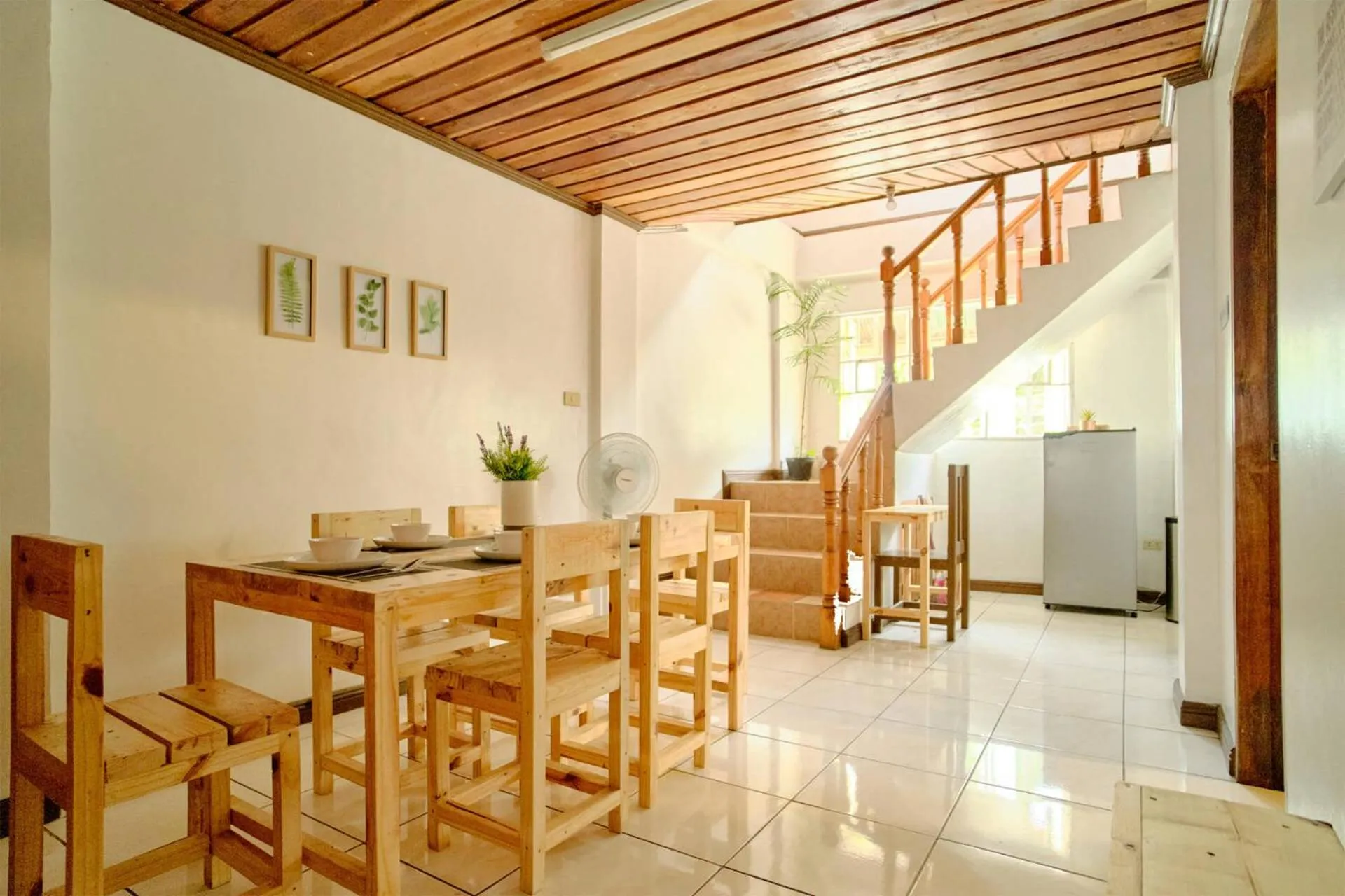 Dining area in Pallet Homes - Ledesco